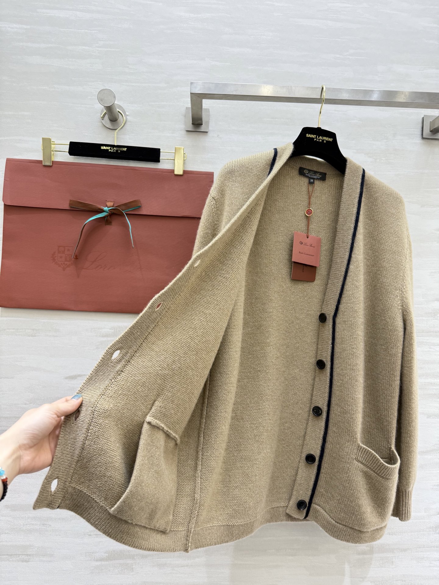 #Loro Pian♡²⁵FW 深圳秋冬首发订货会 撞色饰边V领单排扣羊绒罩衫 100%Baby Cas