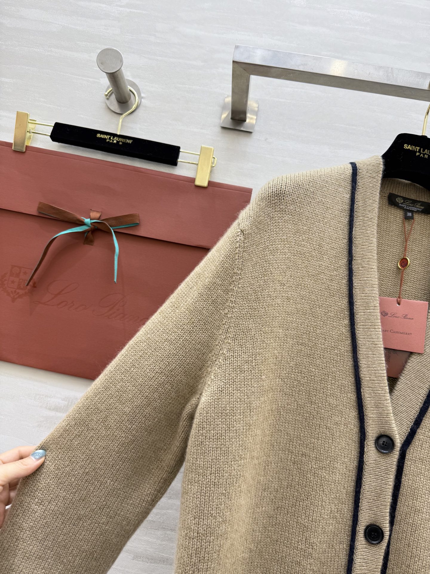 #Loro Pian♡²⁵FW 深圳秋冬首发订货会 撞色饰边V领单排扣羊绒罩衫 100%Baby Cas