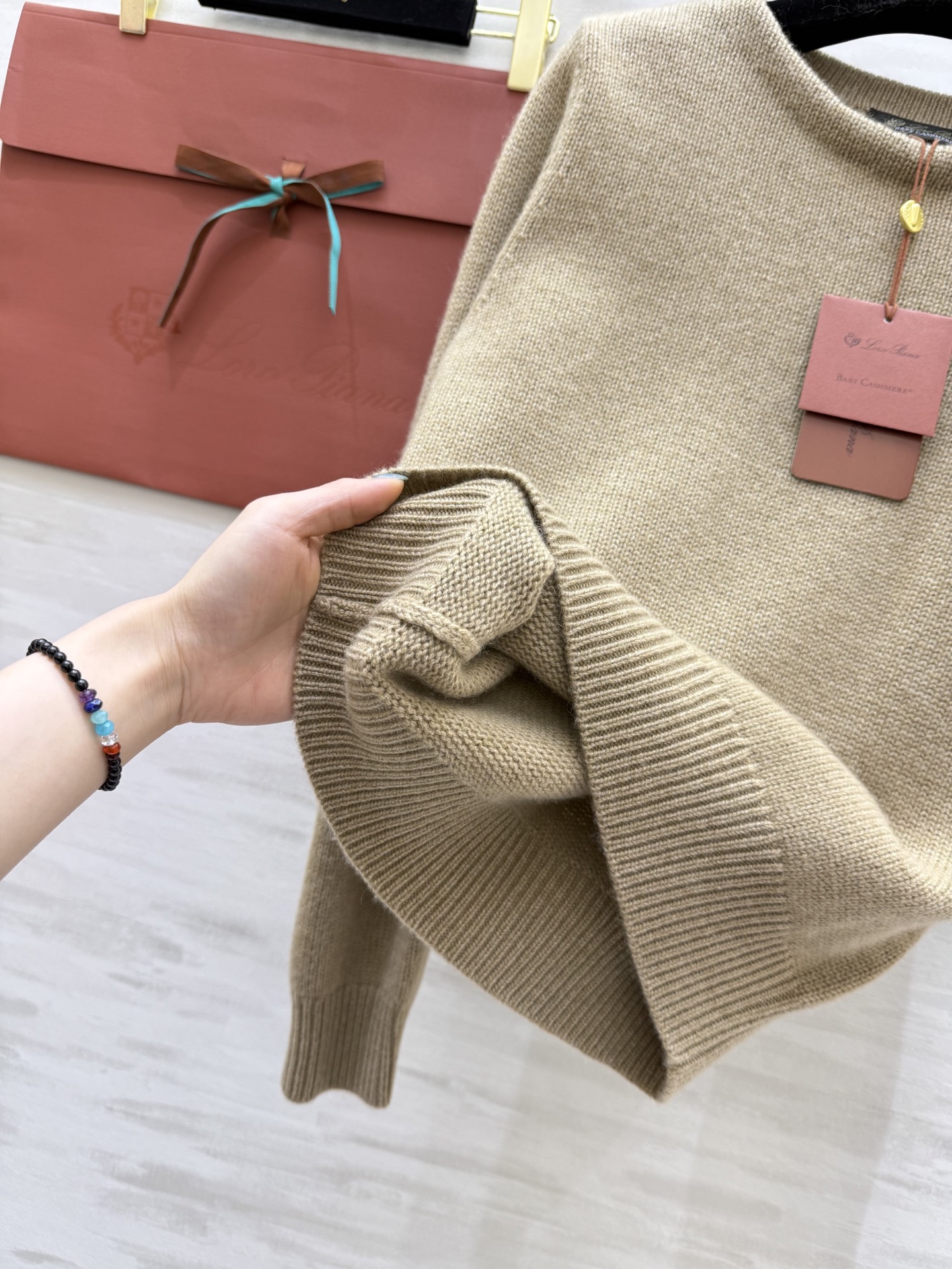 #Loro Pian♡²⁵FW 小山羊绒套头衫 相比同款罩衫更精致 经典老钱风设计 上身低调 手感软糯 