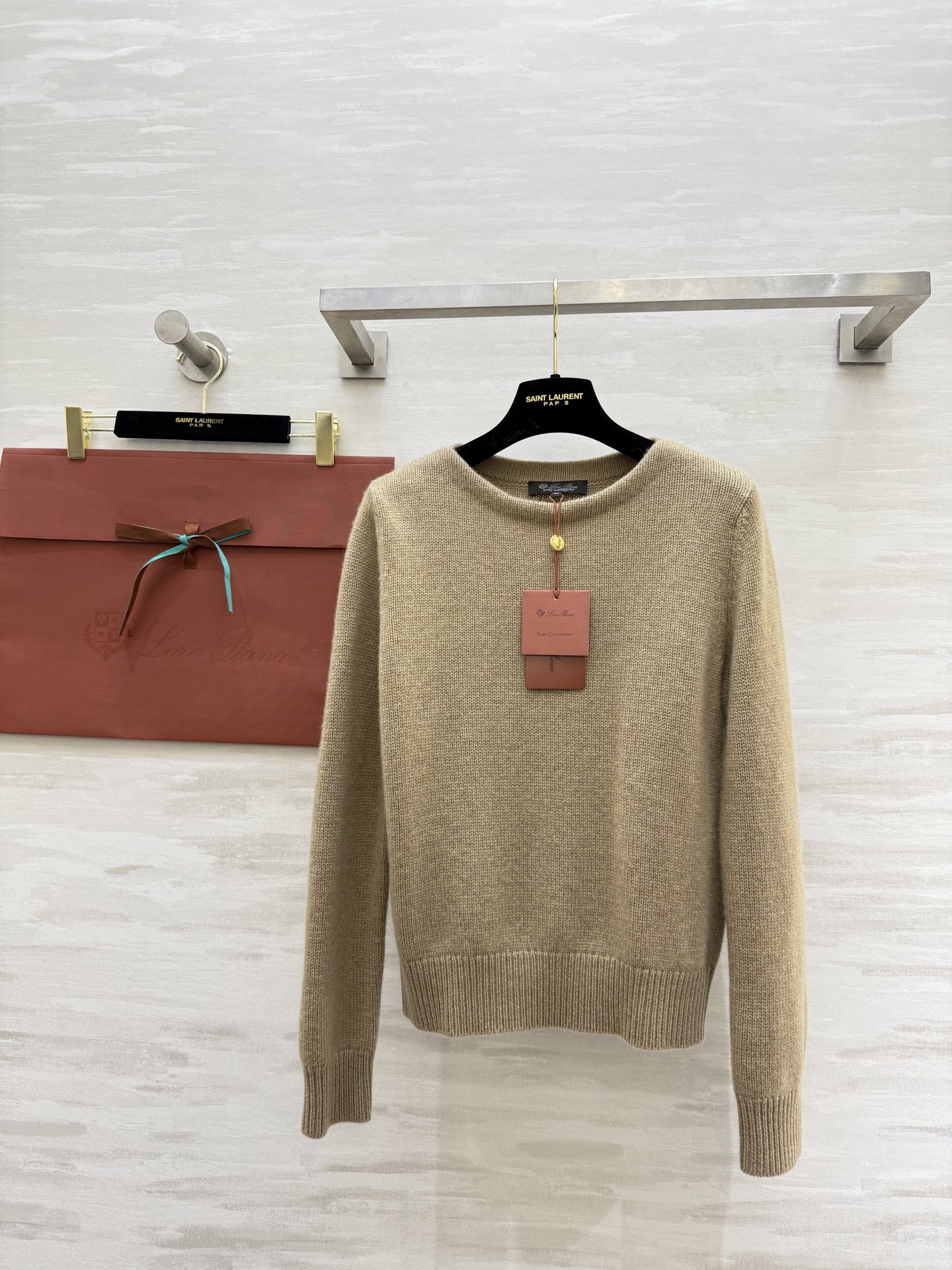 NO:564150,#Loro PianFW baby cashmere pullover is more refined than the same style blouse. Classic old money style design. The upper body is low-key and soft to the touch. sizeS/M/L,,loro piana,alexander wang19860909#Loro PianFW 小山羊绒套头衫 相比同款罩衫更精致 经典老钱风设计 上身低调 手感软糯 sizeS/M/L,,loro piana,alexander wang,Women's clothing