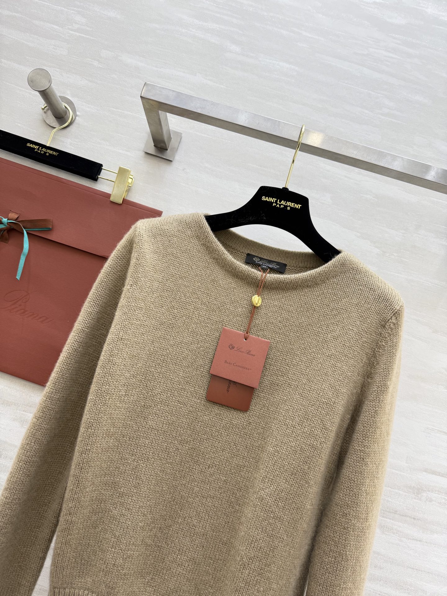 #Loro Pian♡²⁵FW 小山羊绒套头衫 相比同款罩衫更精致 经典老钱风设计 上身低调 手感软糯 