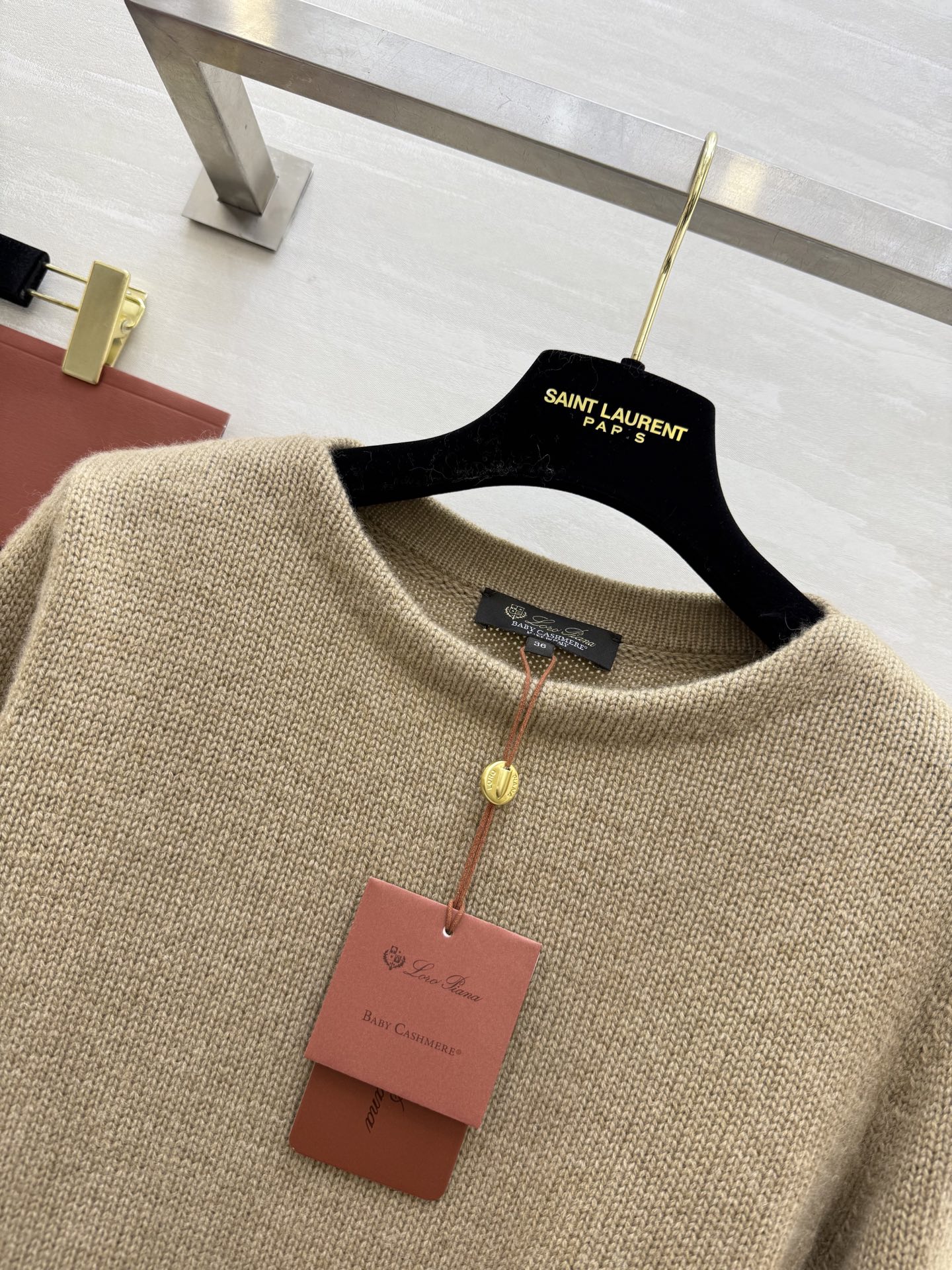 #Loro Pian♡²⁵FW 小山羊绒套头衫 相比同款罩衫更精致 经典老钱风设计 上身低调 手感软糯 