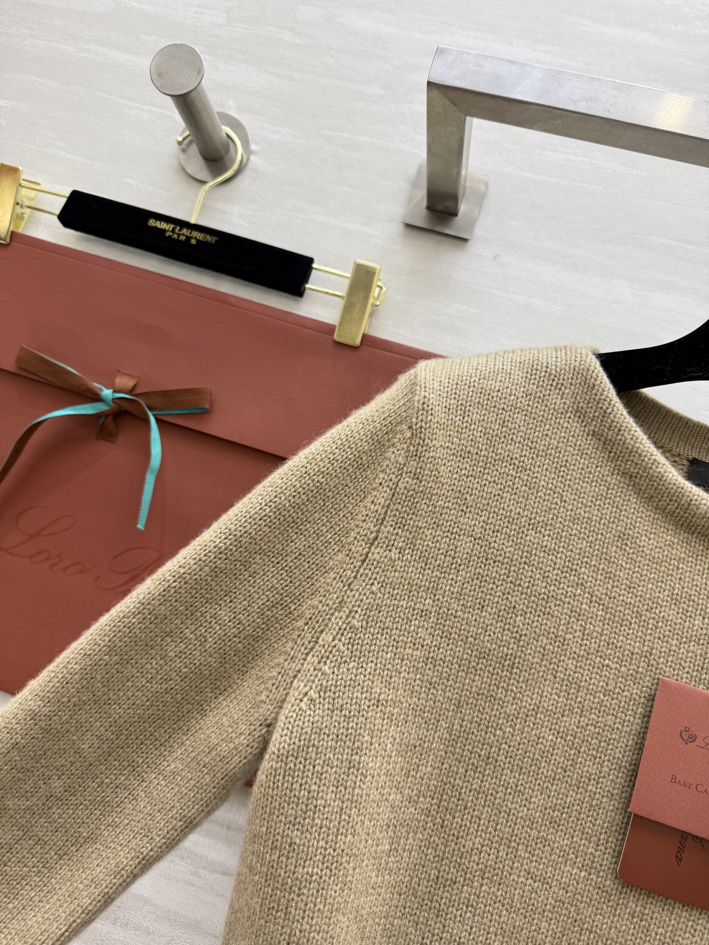 #Loro Pian♡²⁵FW 小山羊绒套头衫 相比同款罩衫更精致 经典老钱风设计 上身低调 手感软糯 