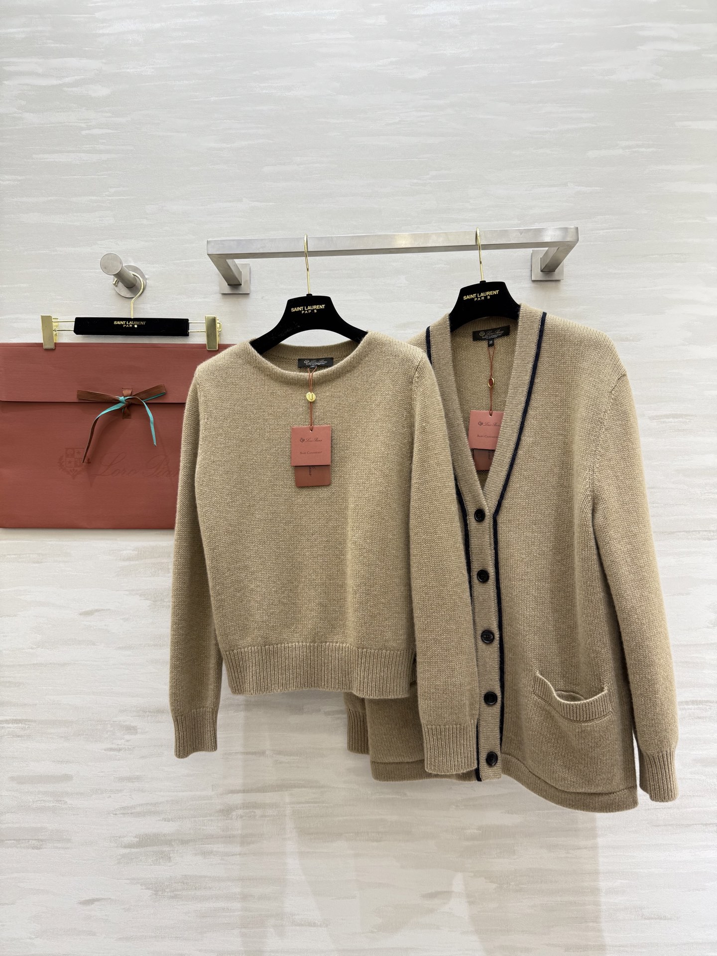 #Loro Pian♡²⁵FW 小山羊绒套头衫 相比同款罩衫更精致 经典老钱风设计 上身低调 手感软糯 