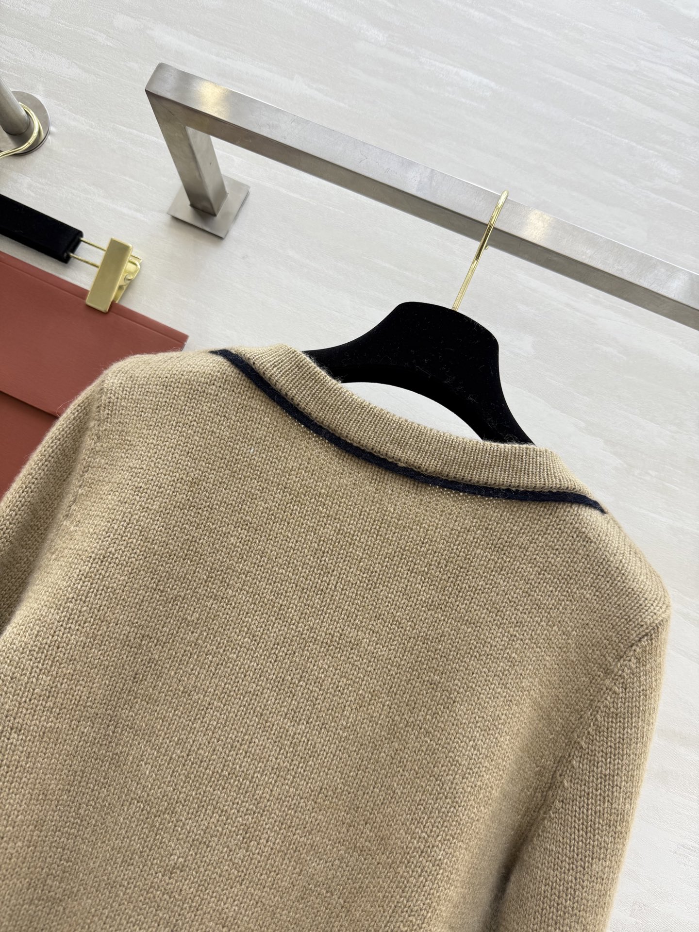 #Loro Pian♡²⁵FW 小山羊绒套头衫 相比同款罩衫更精致 经典老钱风设计 上身低调 手感软糯 