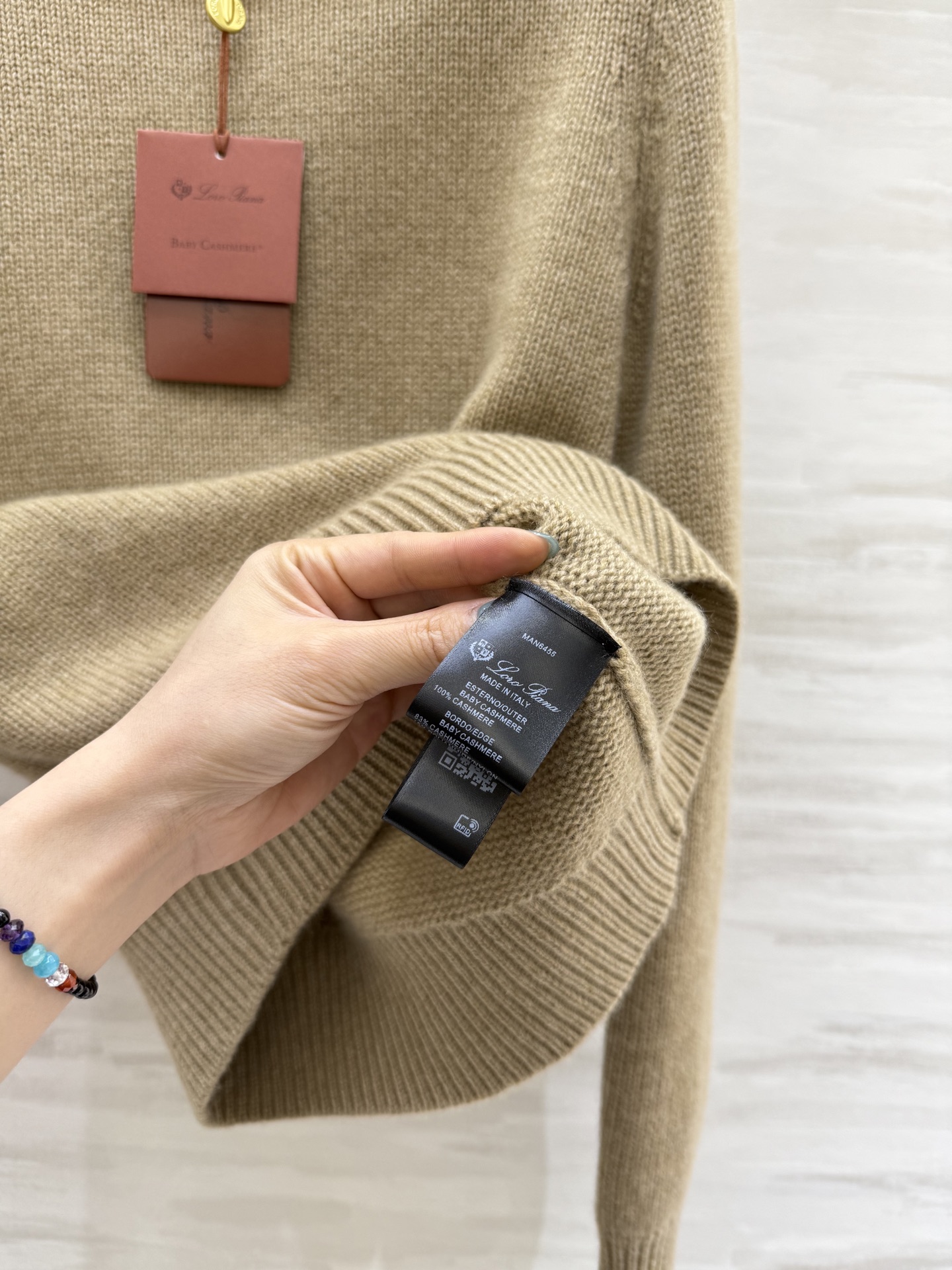 #Loro Pian♡²⁵FW 小山羊绒套头衫 相比同款罩衫更精致 经典老钱风设计 上身低调 手感软糯 