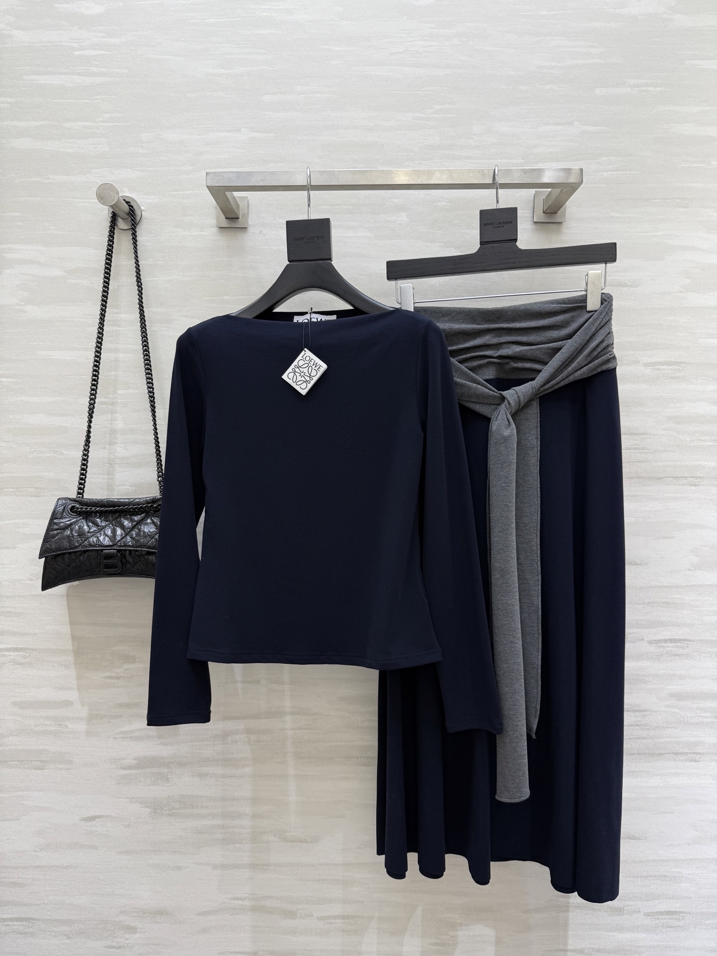 NO:564169,#Loew new autumn and winter design suit, fashionable must-have, high quality, available now, sizeS/M/L/XL (M size shoulder width 38, bust 86, length 56, skirt waist 70, skirt length 93),,loewe,skirts,alexander wang19860909#Loew秋冬新款 设计感套装 时髦精必入 高品质 现货首发sizeS/M/L/XL（M码肩宽38,胸围86,衣长56,半裙腰围70,裙长93）,,loewe,skirts,alexander wang,Women's clothing