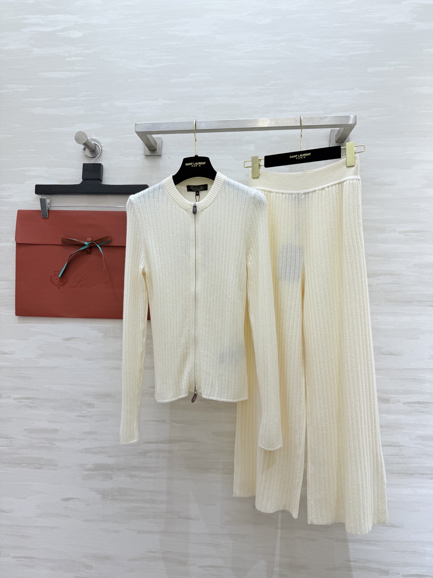 NO:565386,Tops, pants #Loro Pian new autumn and winter cashmere series. Made of high-quality cashmere. Soft, delicate and warm. Vanilla white + vertical stripe design. Low-key and elegant. Round neck zipper for easy putting on and taking off. Practical and beautiful. Can be worn alone or layered. Suitable for daily commuting. A must-have in autumn and winter. The trousers brand is famous for high-end materials and exquisite craftsmanship. Comfortable and luxurious. Full of quality. It is 'the best choice for old money style wear'. High quality. Available now. sizeS/M/L（）,,loro piana,alexander wang19860909上衣,裤子#Loro Pian秋冬新款 羊绒系列 选用高品质山羊绒 柔软细腻又保暖 香草白色＋竖条纹设计 低调优雅 圆领拉链方便穿脱 兼具实用与美观 可单穿或叠搭 通勤日常都很适合 秋冬季节必备 裤子品牌以高端材质和精湛工艺著称 舒适又奢华 品质感满满,是“老钱风穿搭的不二选择” 高品质 现货来 sizeS/M/L（）,,loro piana,alexander wang,Women's clothing