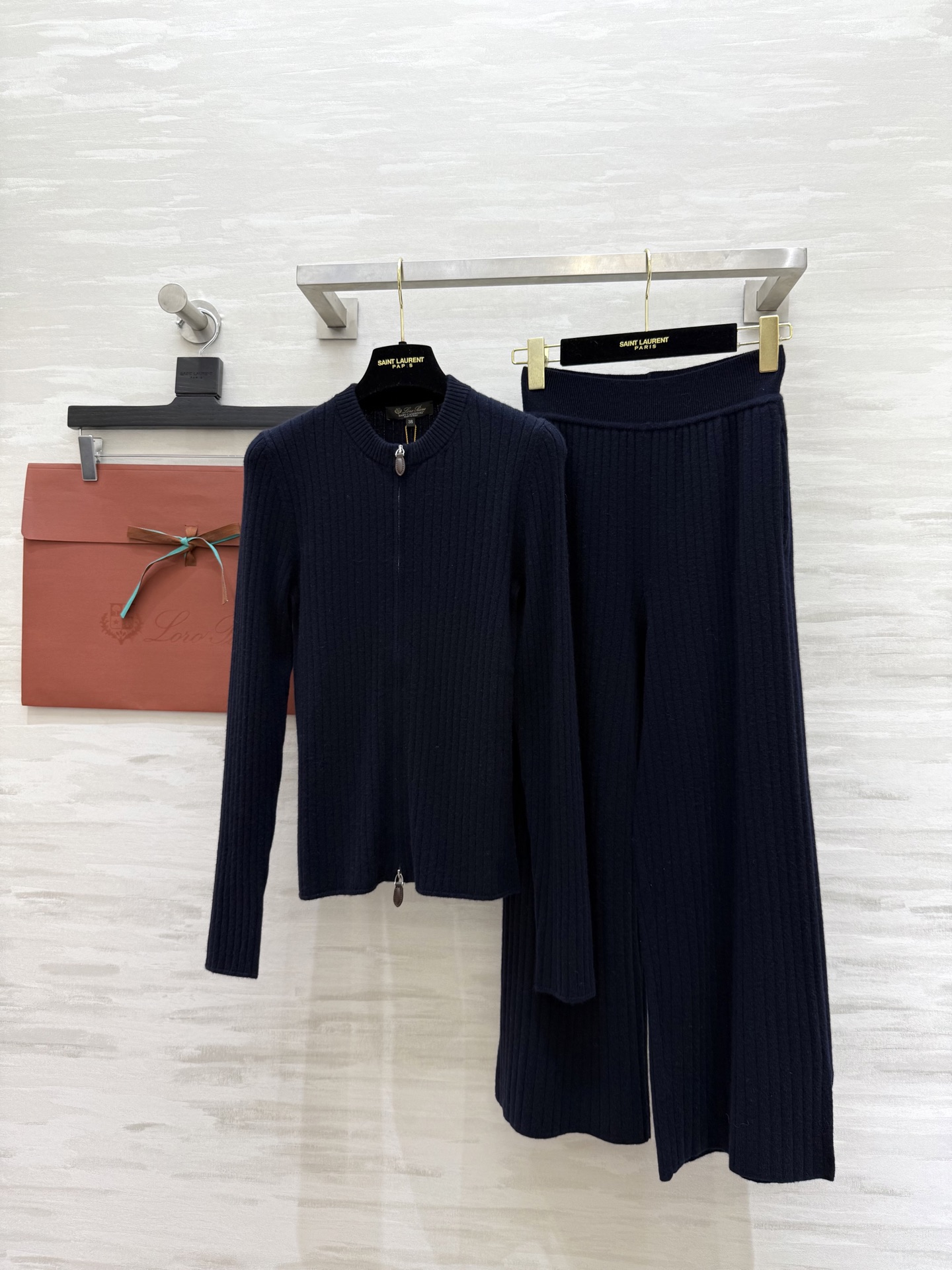 NO:565398,Tops, pants #Loro Pian new autumn and winter cashmere series. Made of high-quality cashmere. Soft, delicate and warm. Vanilla white + vertical stripe design. Low-key and elegant. Round neck zipper for easy putting on and taking off. Practical and beautiful. Can be worn alone or layered. Suitable for daily commuting. A must-have in autumn and winter. The trousers brand is famous for high-end materials and exquisite craftsmanship. Comfortable and luxurious. Full of quality. It is 'the best choice for old money style wear'. High quality. Available now. sizeS/M/L（,,loro piana,alexander wang19860909上衣,裤子#Loro Pian秋冬新款 羊绒系列 选用高品质山羊绒 柔软细腻又保暖 香草白色＋竖条纹设计 低调优雅 圆领拉链方便穿脱 兼具实用与美观 可单穿或叠搭 通勤日常都很适合 秋冬季节必备 裤子品牌以高端材质和精湛工艺著称 舒适又奢华 品质感满满,是“老钱风穿搭的不二选择” 高品质 现货来 sizeS/M/L（,,loro piana,alexander wang,Women's clothing