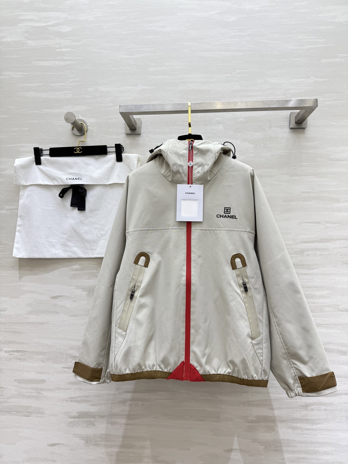 NO:565360,#Chane autumn and winter new style, second-hand series, hooded jacket, high quality customization, ready for sale, size 36/38/40 (36 size bust 110, length 63),,chanel,jackets & coats,hats,alexander wang19860909#Chane秋冬新款 中古系列 连帽冲锋衣外套 高品质定制 现货首发size36/38/40（36码胸围110,衣长63）,,chanel,jackets & coats,hats,alexander wang,Women's clothing
