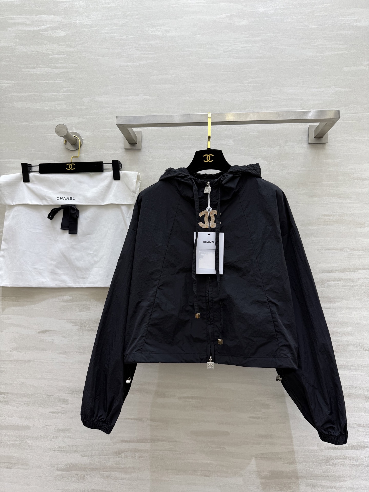 NO:565371,#Chane Early Autumn New Style Thin Hooded Short Jacket High-Quality Customized Ready Available First Size36/38/40 (38 Size Bust 110, Length 50),,chanel,jackets & coats,hats,alexander wang19860909#Chane早秋新款 薄款连帽短款外套 高品质定制 现货首发size36/38/40（38码胸围110,衣长50）,,chanel,jackets & coats,hats,alexander wang,Women's clothing