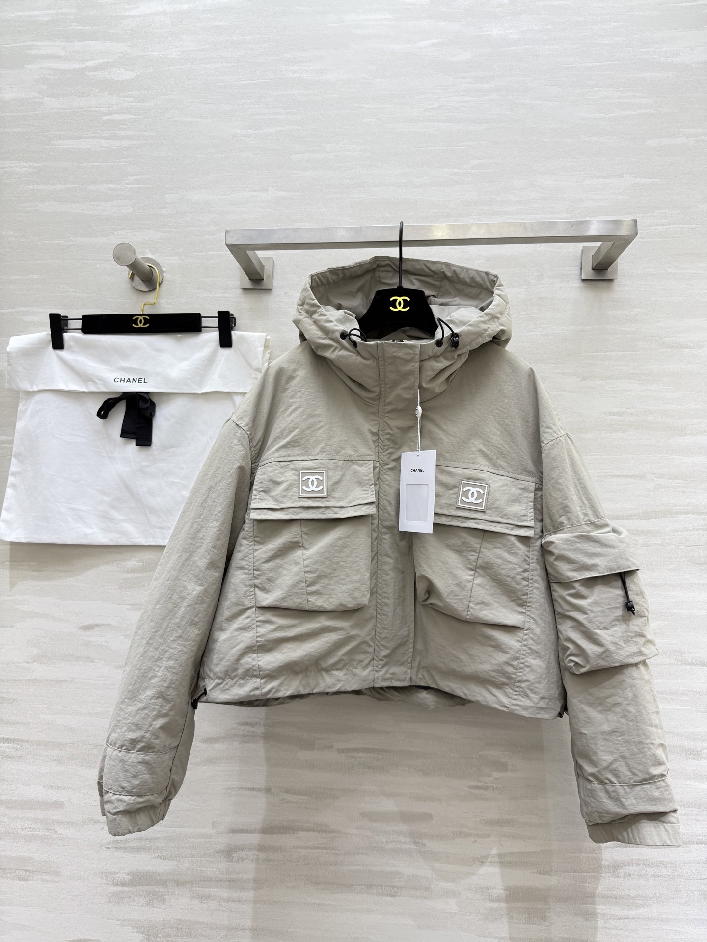 NO:565394,Comes with dust bag #Chane new autumn and winter style, second-hand series, hooded short jacket, down jacket, high quality customization, ready for sale, size 36/38/40 (shoulder width 54, bust 112, length 50),,chanel,jackets & coats,down jacket,hats,alexander wang19860909配防尘袋#Chane秋冬新款 中古系列 连帽短款夹克羽绒棉服 高品质定制 现货首发size36/38/40（36码肩宽54,胸围112,衣长50）,,chanel,jackets & coats,down jacket,hats,alexander wang,Women's clothing