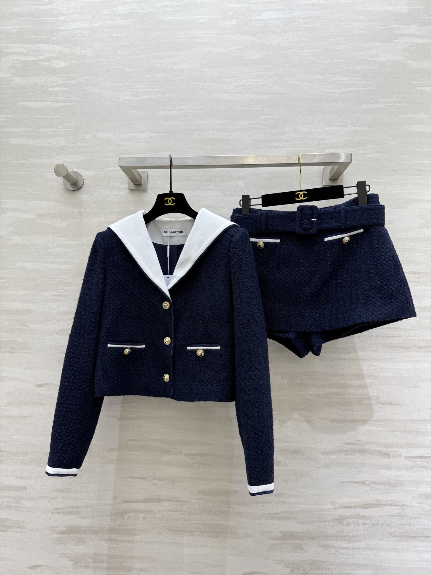 NO:565361,#SP’s new autumn and winter style. Navy collared tweed suit. The Korean chaebol’s daughter makes me feel like a wealthy woman. The high-waisted skirt just exposes the waist and hip line. The proportions are so open that I was so beautiful that I took photos!  Who wears this fragrant grandma in the world? This set is locked. Sweet and cool girls close their eyes and rush. High-quality customization. Available now. Size 4/6/8/10 (shoulder width 38, bust 88, length 44, shorts waist 72, pants length 31),, skirts, shorts, alexander wang19860909#SP秋冬新款 海军领粗花呢套装 韩系财阀千金感拉满 高腰半裙刚好露出腰臀线 比例直接开挂被自己美到狂拍张！谁穿谁人间香奶奶 这套锁死 甜酷女孩闭眼冲 高品质定制 现货首发size4/6/8/10（4码肩宽38,胸围88,衣长44,短裤腰围72,裤长31）,,skirts,shorts,alexander wang,Women's clothing