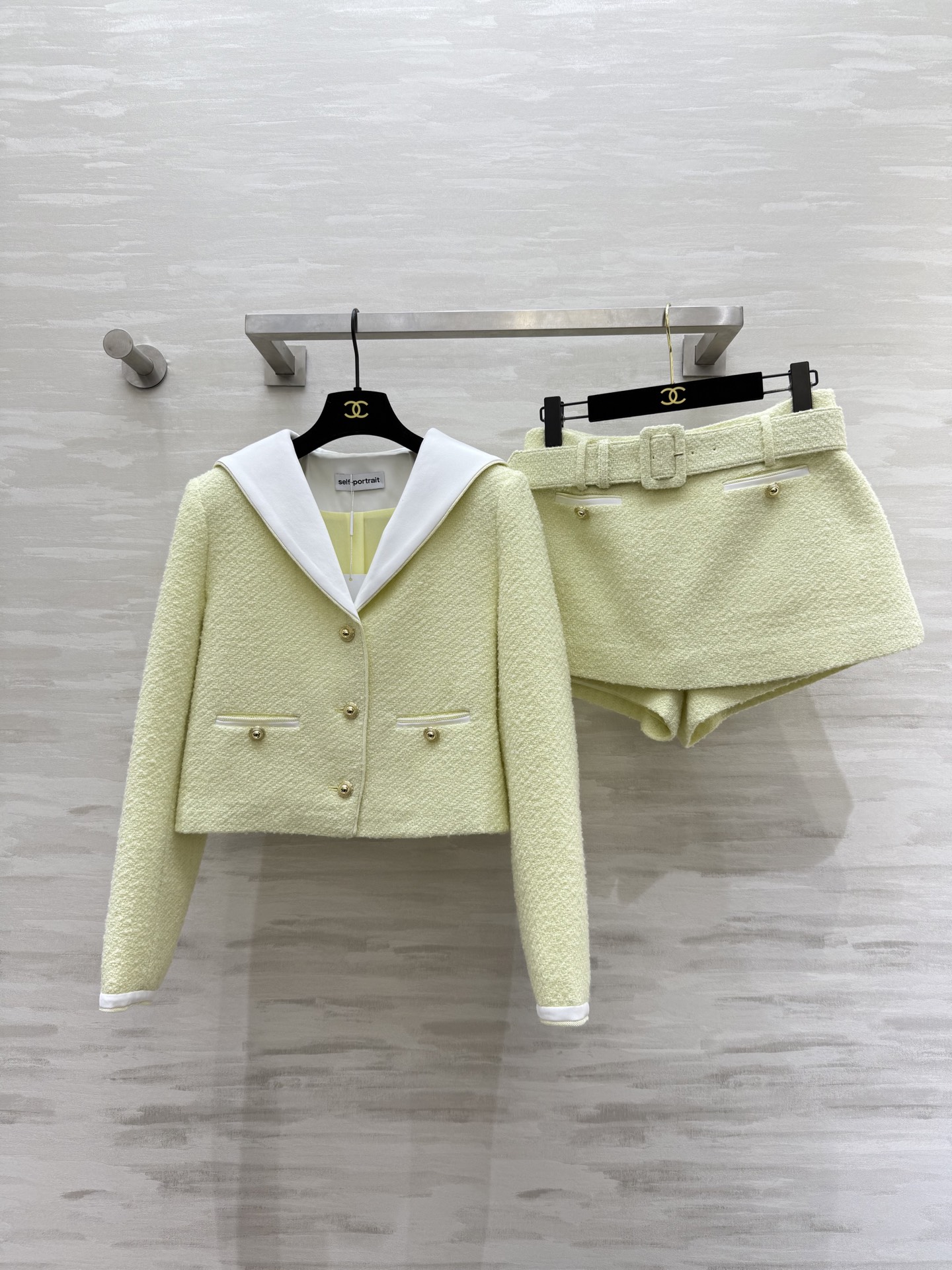 NO:565372,#SP’s new autumn and winter style. Navy collared tweed suit. The Korean chaebol’s daughter makes me feel like a wealthy woman. The high-waisted skirt just exposes the waist and hip line. The proportions are so open that I was so beautiful that I took photos!  Who wears this fragrant grandma in the world? This set is locked. Sweet and cool girls close their eyes and rush. High-quality customization. Available now. Size 4/6/8/10 (shoulder width 38, bust 88, length 44, shorts waist 72, pants length 31),, skirts, shorts, alexander wang19860909#SP秋冬新款 海军领粗花呢套装 韩系财阀千金感拉满 高腰半裙刚好露出腰臀线 比例直接开挂被自己美到狂拍张！谁穿谁人间香奶奶 这套锁死 甜酷女孩闭眼冲 高品质定制 现货首发size4/6/8/10（4码肩宽38,胸围88,衣长44,短裤腰围72,裤长31）,,skirts,shorts,alexander wang,Women's clothing