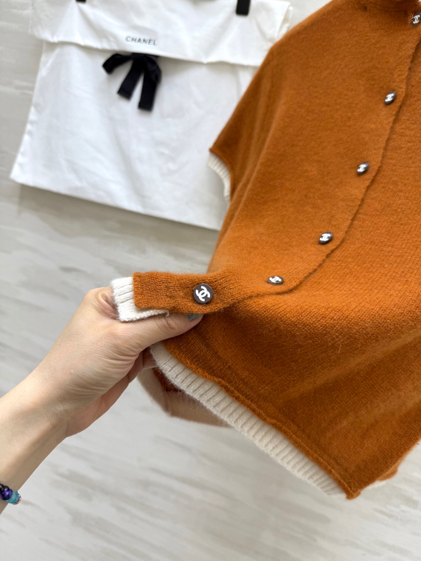 #Chane♡²⁵秋冬新款 浣熊毛绒短袖上衣 高品质 现货来 配送防尘 size：36/38/40（38