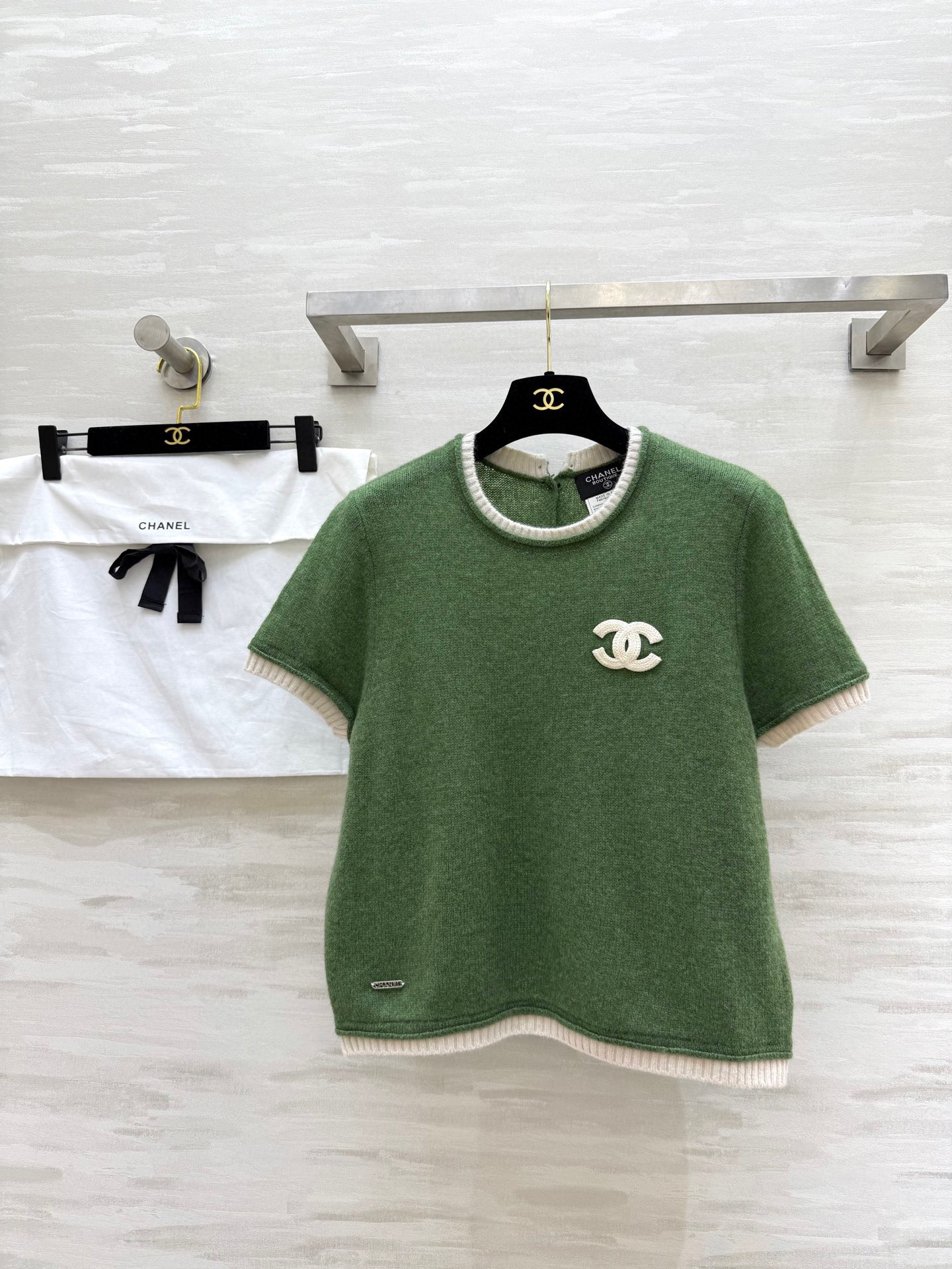 NO:565406,#Chane new autumn and winter raccoon plush short-sleeved top, high quality, in stock, delivered dustproof, size 36/38/40 (size 38, shoulder width 39, bust 104, length 53),,chanel,T-shirt,alexander wang19860909#Chane秋冬新款 浣熊毛绒短袖上衣 高品质 现货来 配送防尘 size36/38/40（38码肩宽39,胸围104,衣长53）,,chanel,T-shirt,alexander wang,Women's clothing