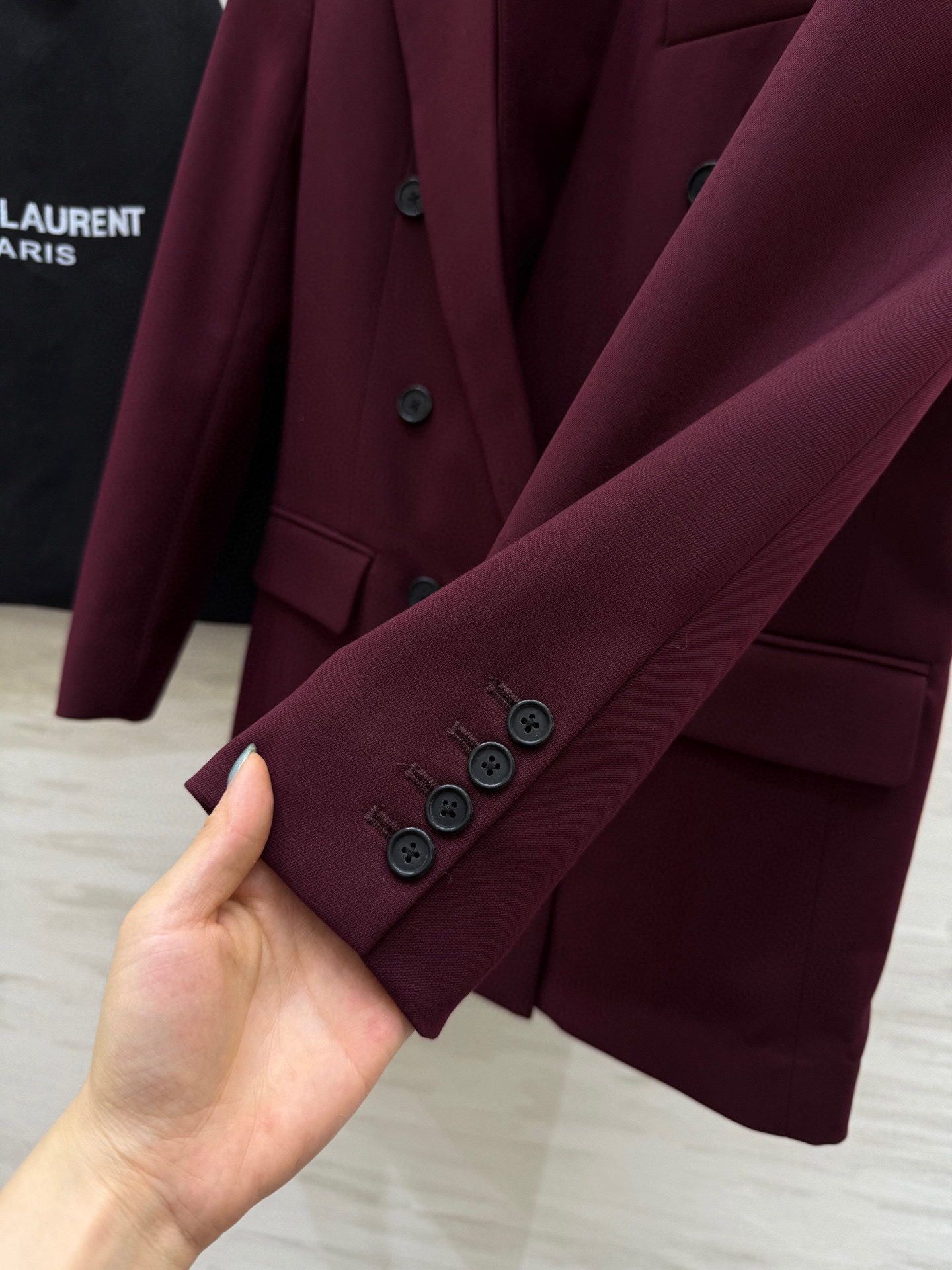 #ysl²⁵秋冬新款 高级感爆棚 勃艮第红厚羊毛西装外套 显肤白、抬气质、又很亮眼！正肩收腰的立体版型 