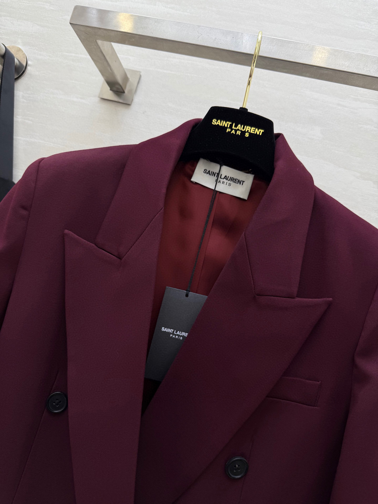 #ysl²⁵秋冬新款 高级感爆棚 勃艮第红厚羊毛西装外套 显肤白、抬气质、又很亮眼！正肩收腰的立体版型 