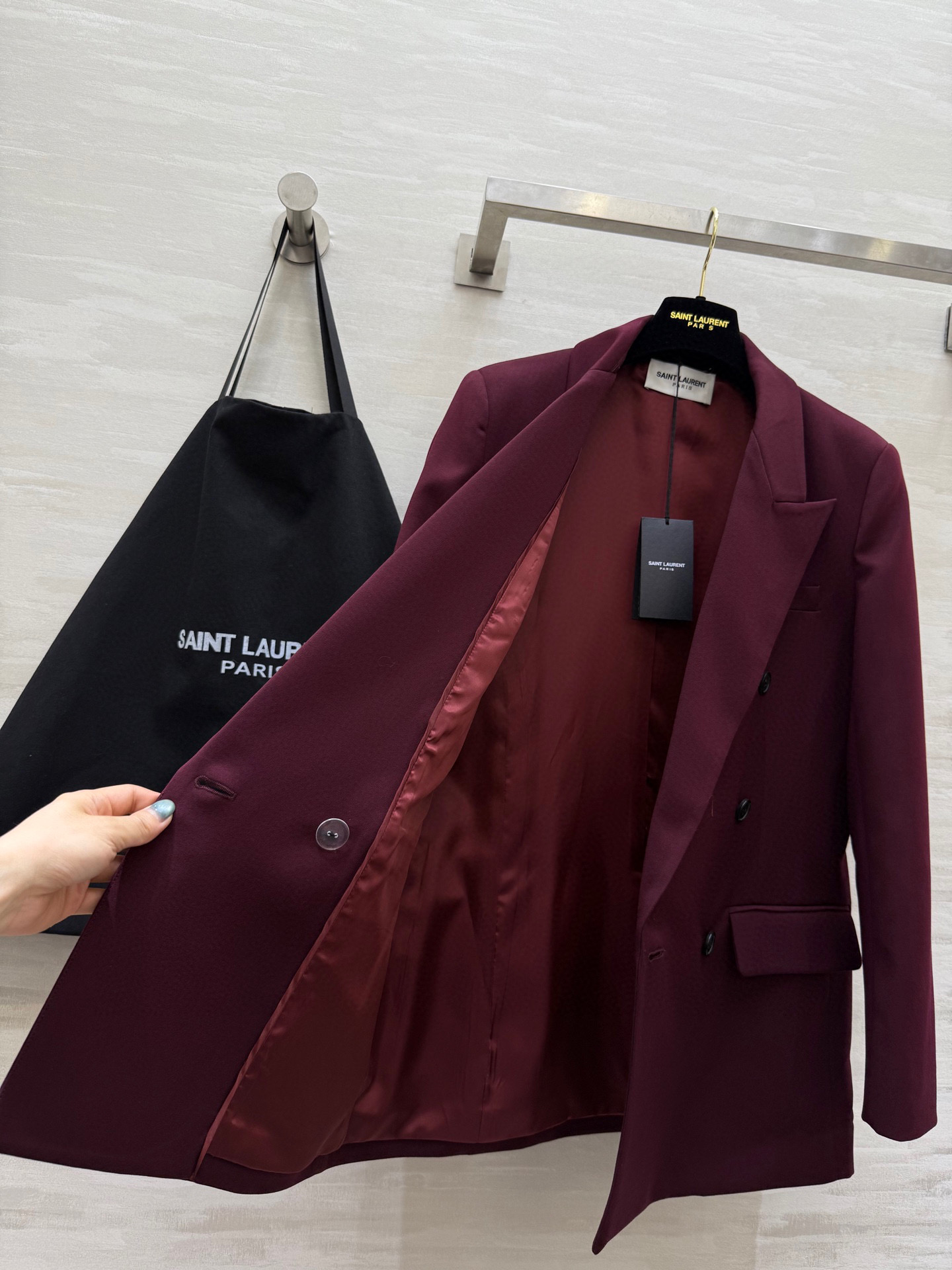 #ysl²⁵秋冬新款 高级感爆棚 勃艮第红厚羊毛西装外套 显肤白、抬气质、又很亮眼！正肩收腰的立体版型 