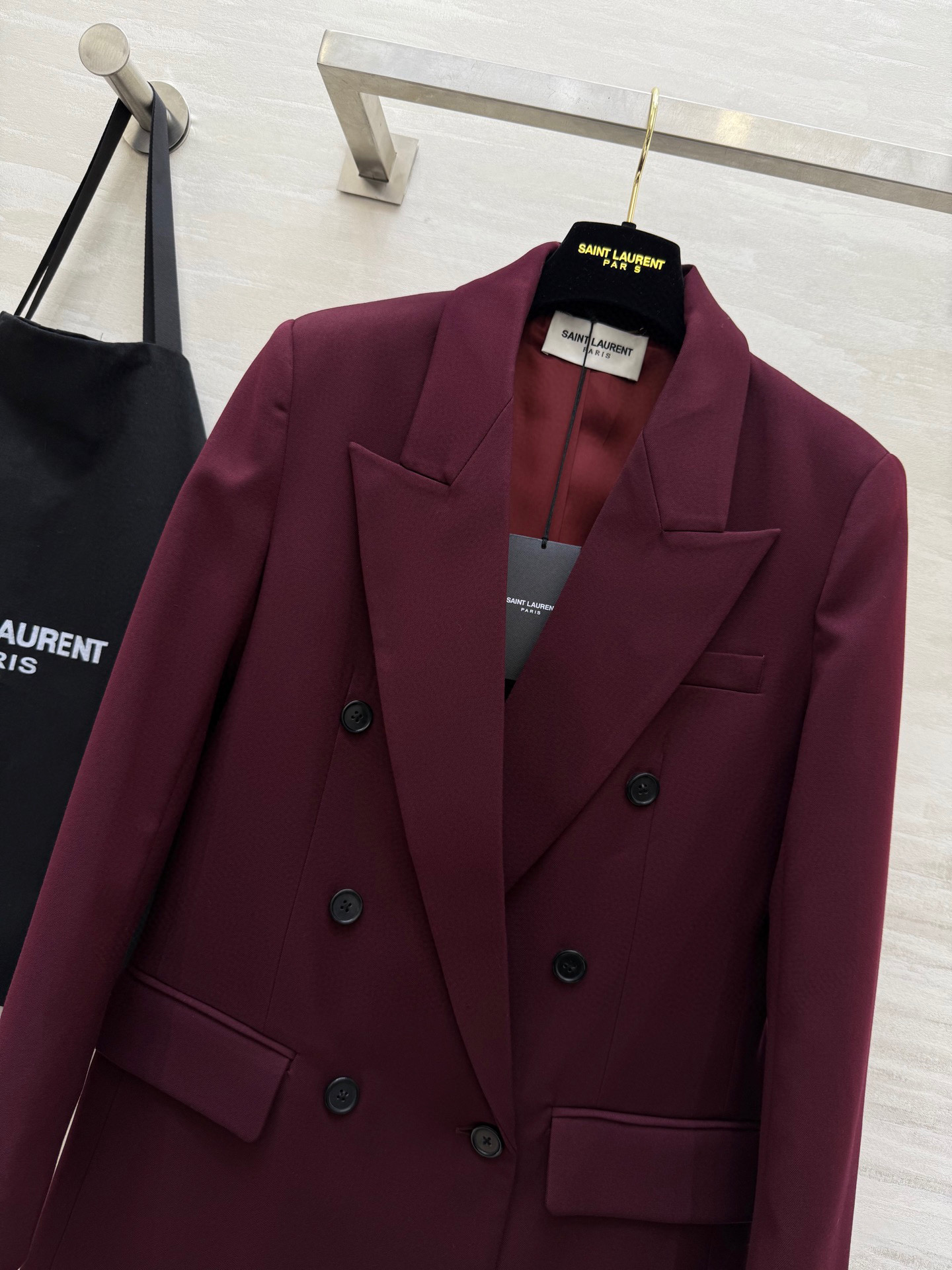 #ysl²⁵秋冬新款 高级感爆棚 勃艮第红厚羊毛西装外套 显肤白、抬气质、又很亮眼！正肩收腰的立体版型 