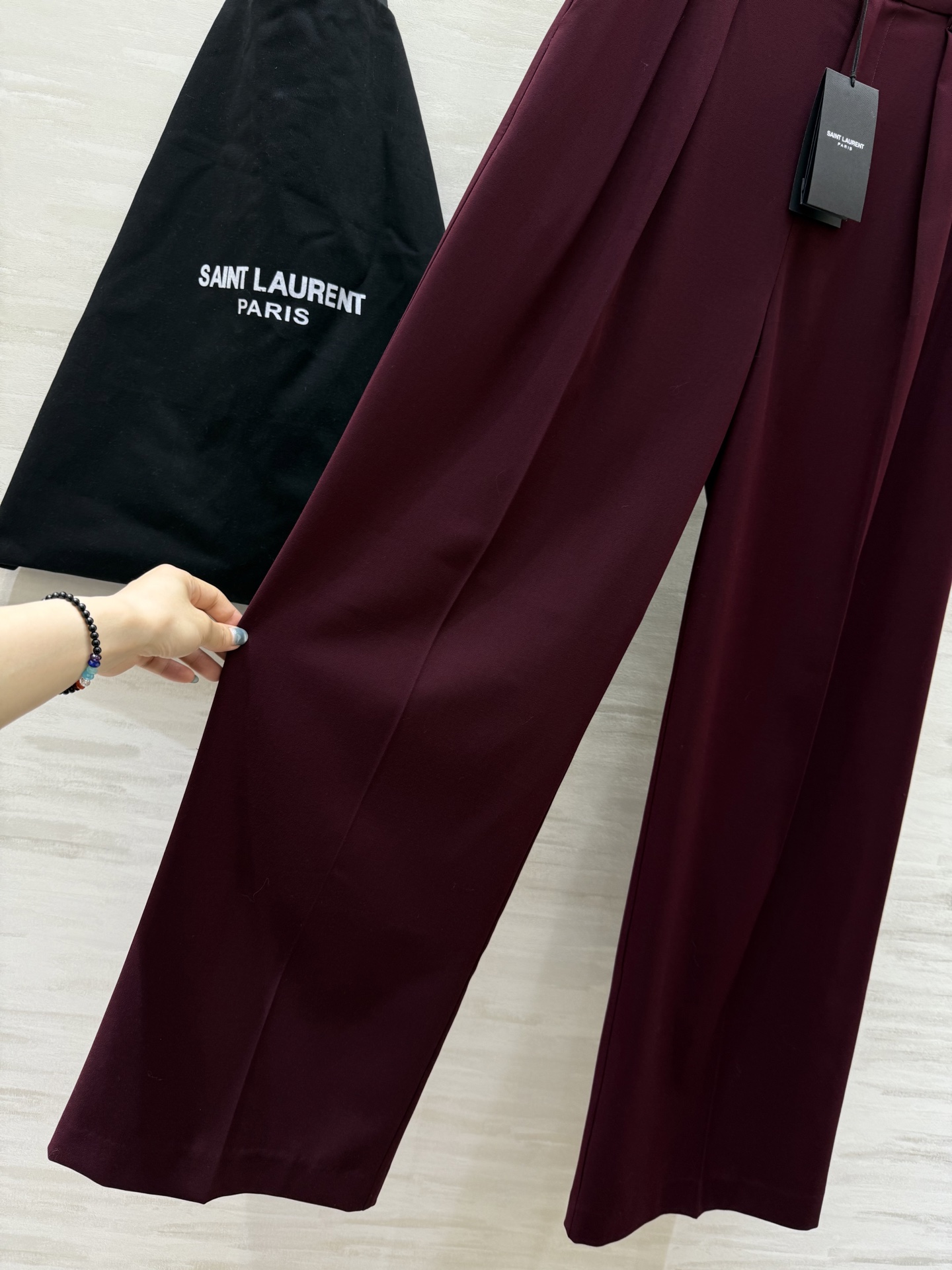 #ysl²⁵秋冬新款 高级感爆棚 勃艮第红厚羊毛西裤 显肤白、抬气质、又很亮眼！上身沉稳大气又干练 高品