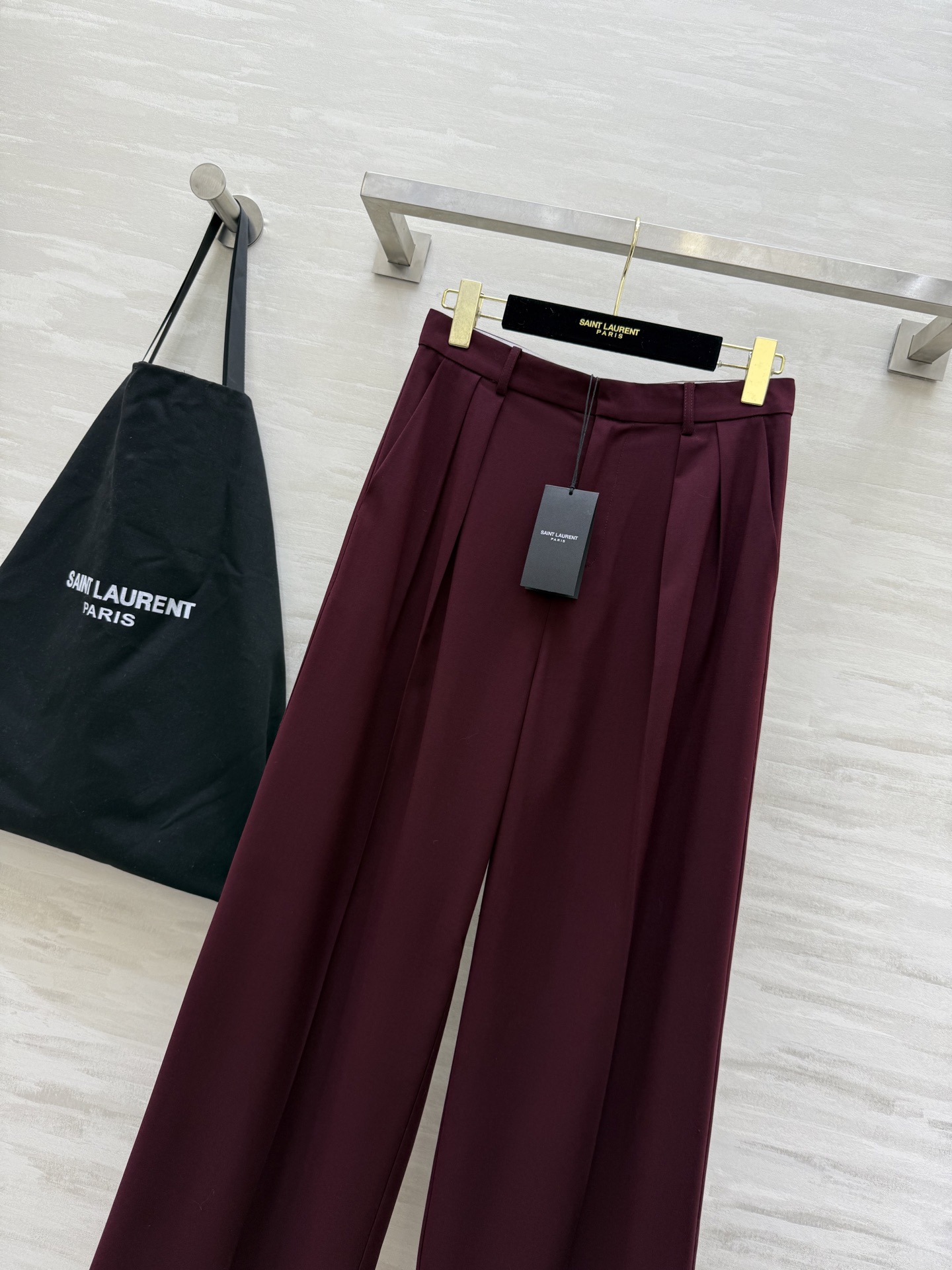 #ysl²⁵秋冬新款 高级感爆棚 勃艮第红厚羊毛西裤 显肤白、抬气质、又很亮眼！上身沉稳大气又干练 高品