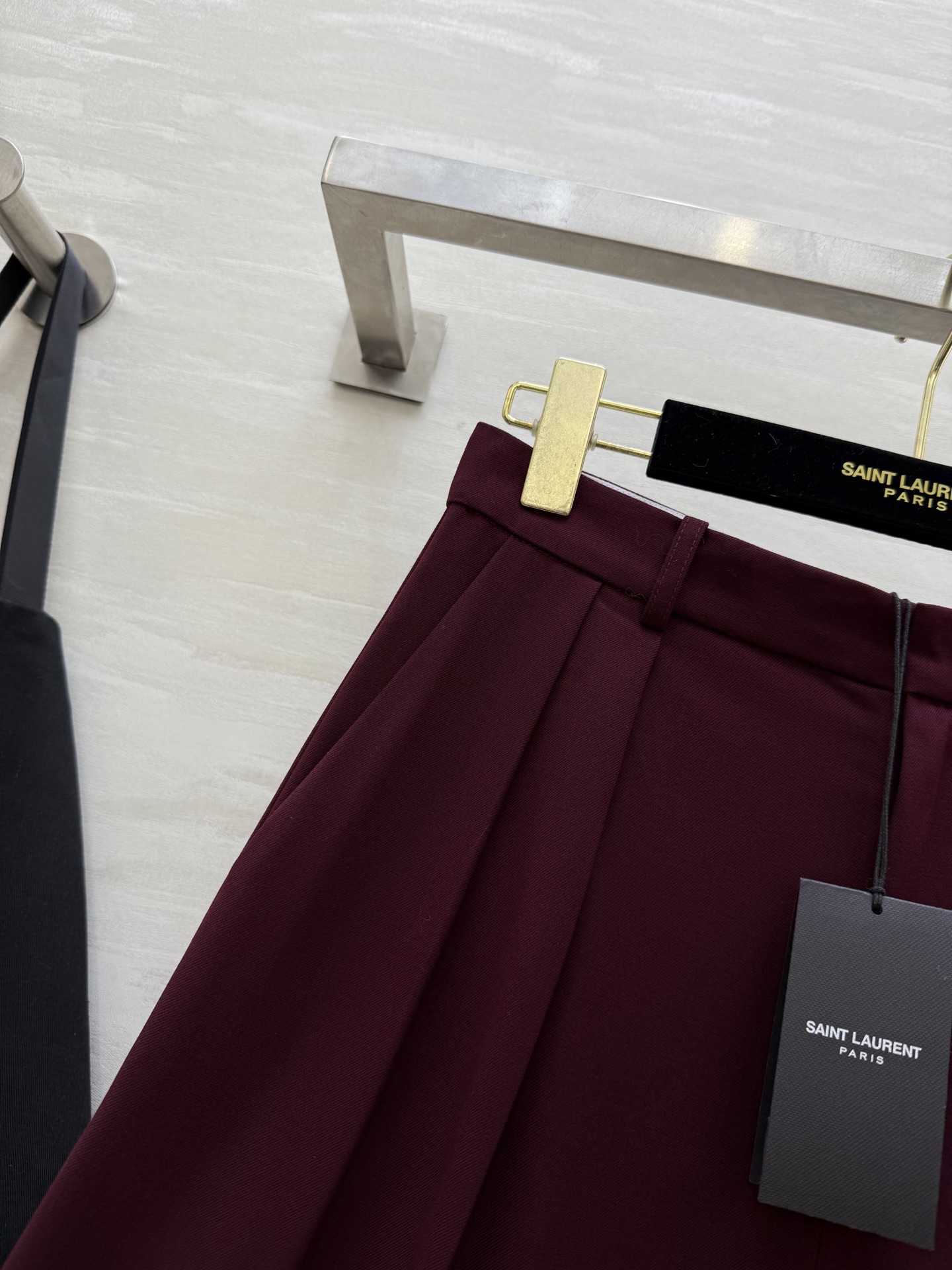 #ysl²⁵秋冬新款 高级感爆棚 勃艮第红厚羊毛西裤 显肤白、抬气质、又很亮眼！上身沉稳大气又干练 高品