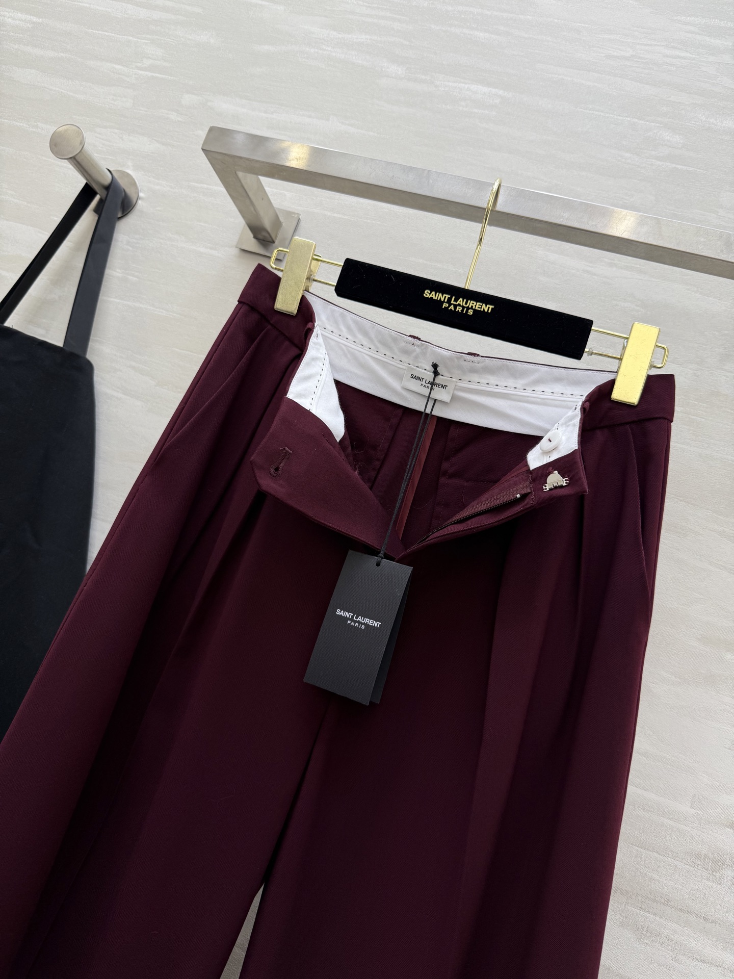 #ysl²⁵秋冬新款 高级感爆棚 勃艮第红厚羊毛西裤 显肤白、抬气质、又很亮眼！上身沉稳大气又干练 高品