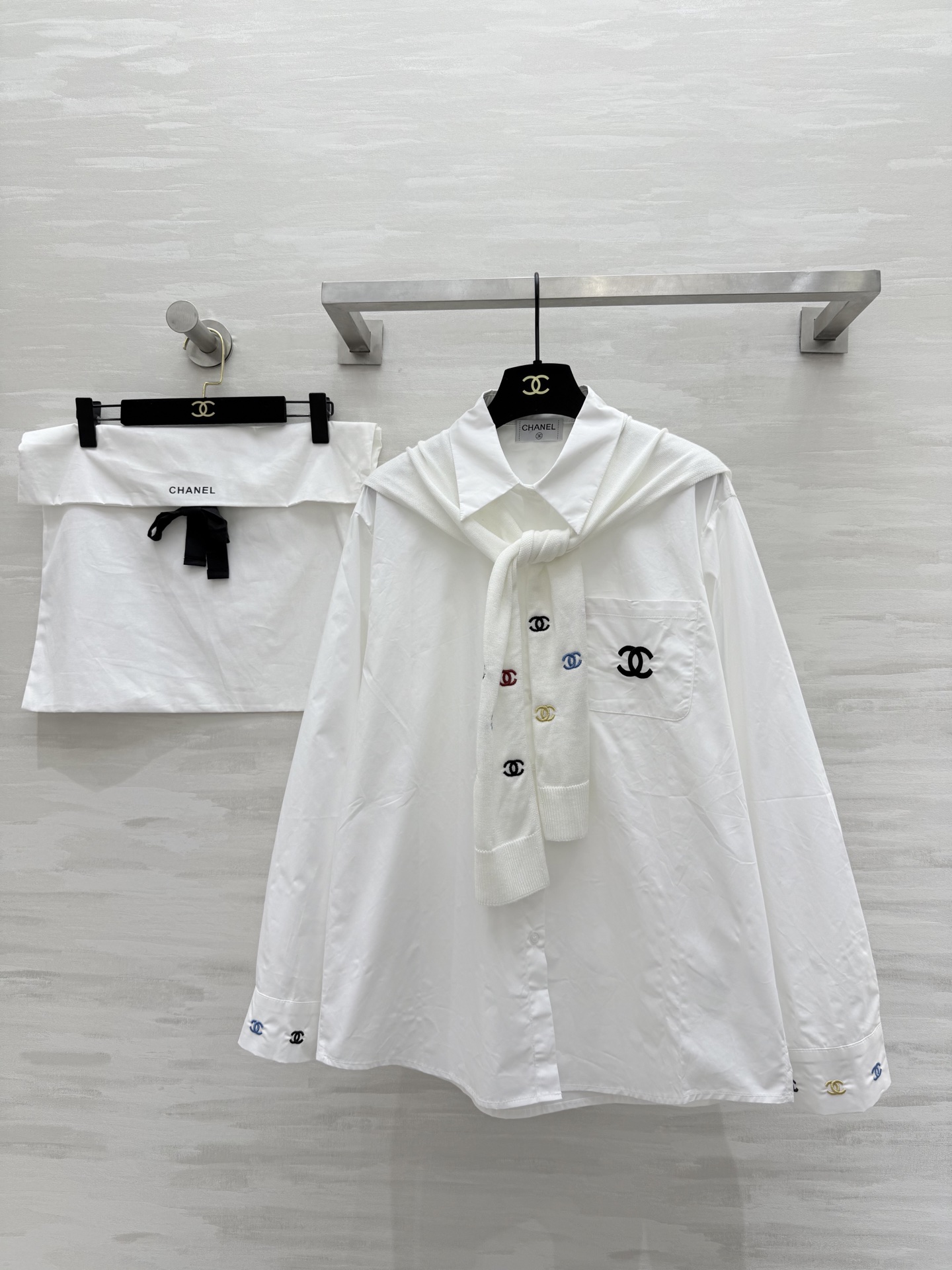NO:566125,#Chane autumn and winter new style shawl style two-piece shirt, heavy color small fragrance logo embroidery, high quality, available in stock, size 36/38/40 (size 38 shoulder width 50, chest 60, length 75-80),,chanel,shawls,alexander wang19860909#Chane秋冬新款 披肩式两件套衬衣 重工彩色小香logo刺绣 高品质 现货来size36/38/40（38码肩宽50,胸围60,衣长75-80）,,chanel,shawls,alexander wang,Women's clothing