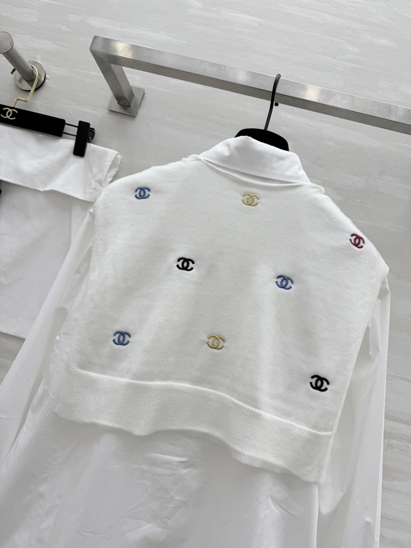 #Chane♡²⁵秋冬新款 披肩式两件套衬衣 重工彩色小香logo刺绣🪡 高品质 现货来size：36/