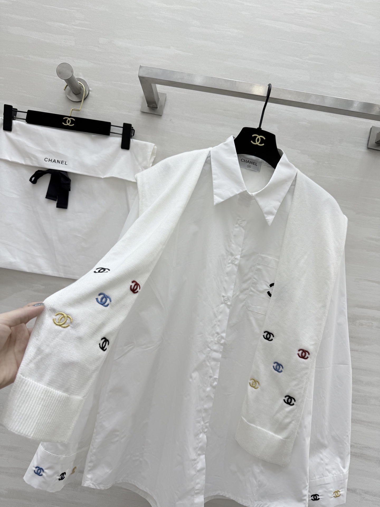 #Chane♡²⁵秋冬新款 披肩式两件套衬衣 重工彩色小香logo刺绣🪡 高品质 现货来size：36/