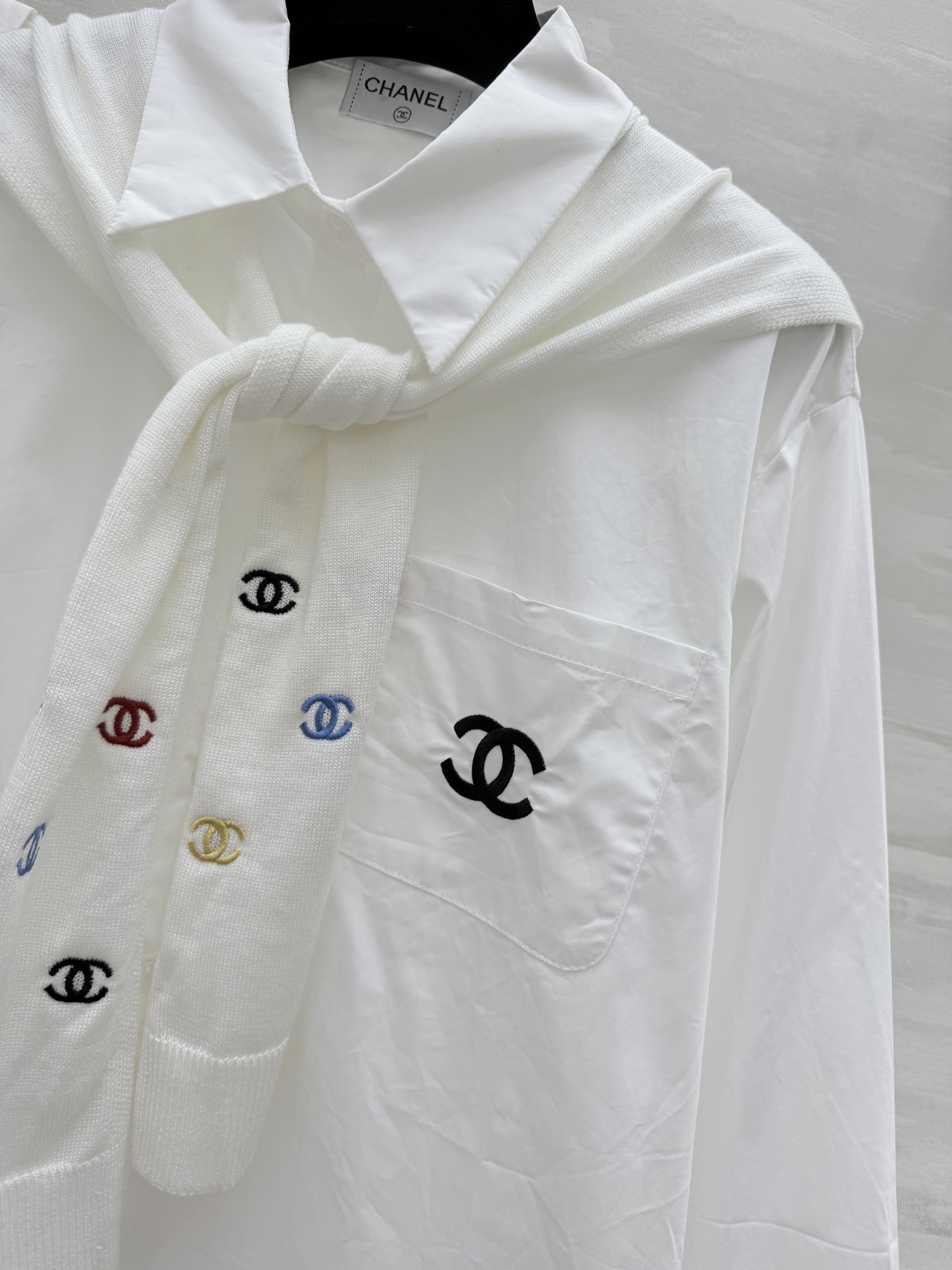 #Chane♡²⁵秋冬新款 披肩式两件套衬衣 重工彩色小香logo刺绣🪡 高品质 现货来size：36/