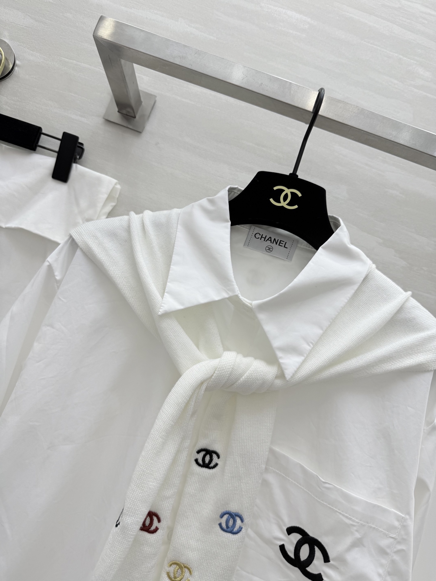 #Chane♡²⁵秋冬新款 披肩式两件套衬衣 重工彩色小香logo刺绣🪡 高品质 现货来size：36/