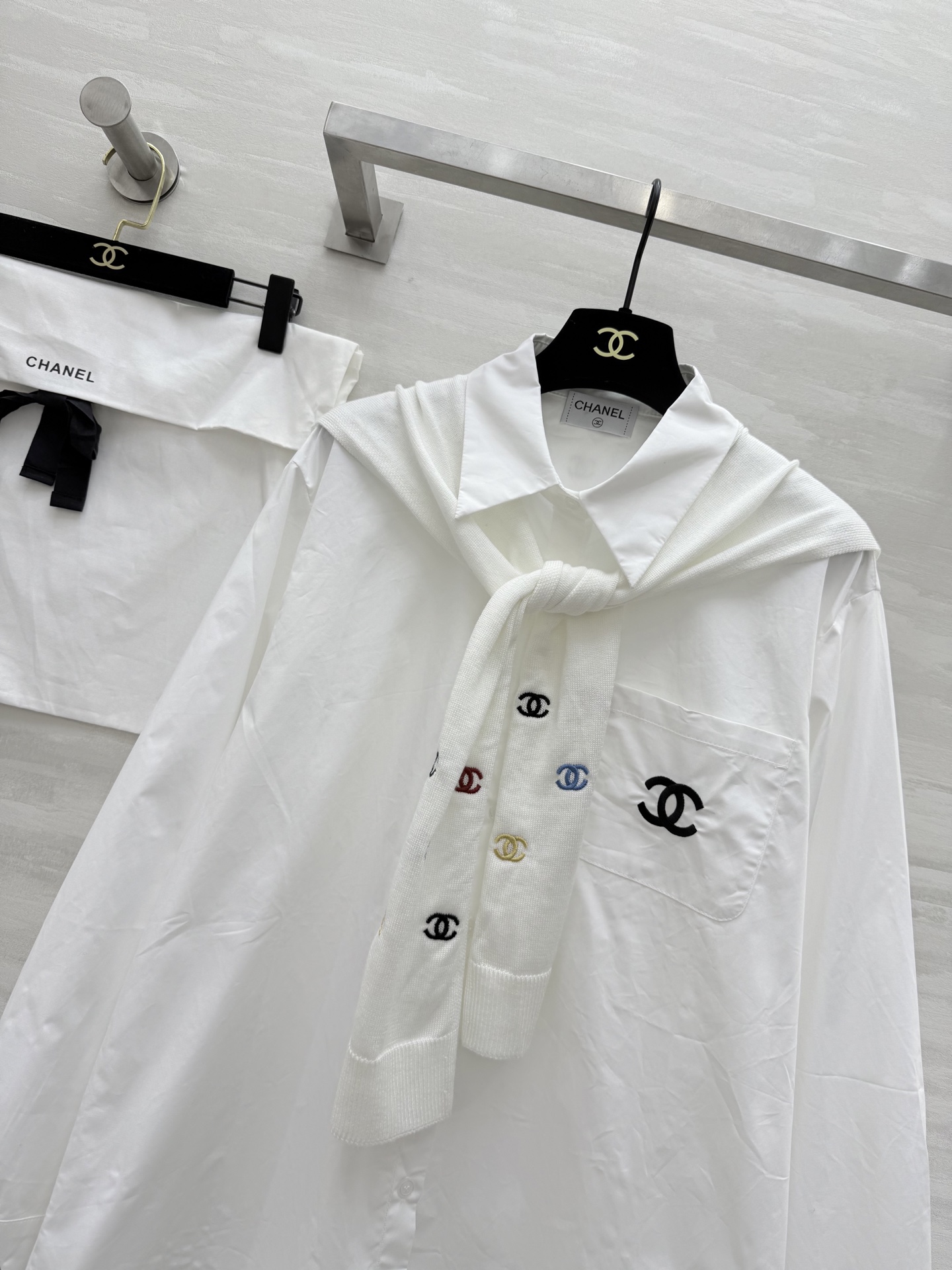 #Chane♡²⁵秋冬新款 披肩式两件套衬衣 重工彩色小香logo刺绣🪡 高品质 现货来size：36/