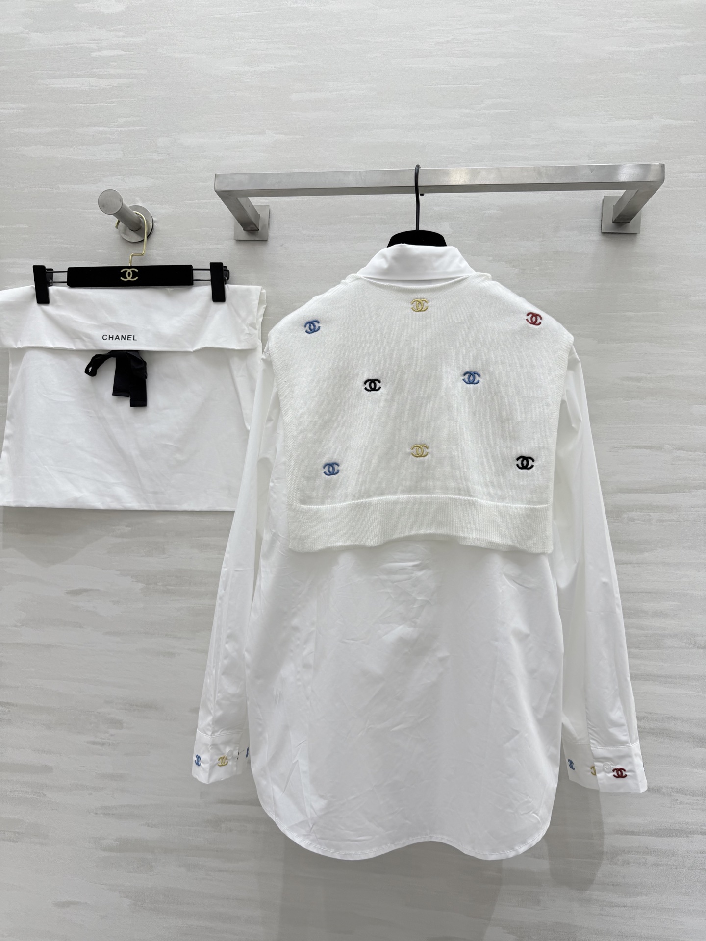 #Chane♡²⁵秋冬新款 披肩式两件套衬衣 重工彩色小香logo刺绣🪡 高品质 现货来size：36/
