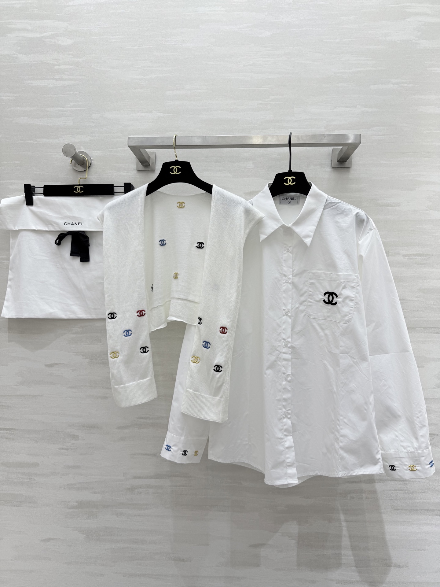 #Chane♡²⁵秋冬新款 披肩式两件套衬衣 重工彩色小香logo刺绣🪡 高品质 现货来size：36/