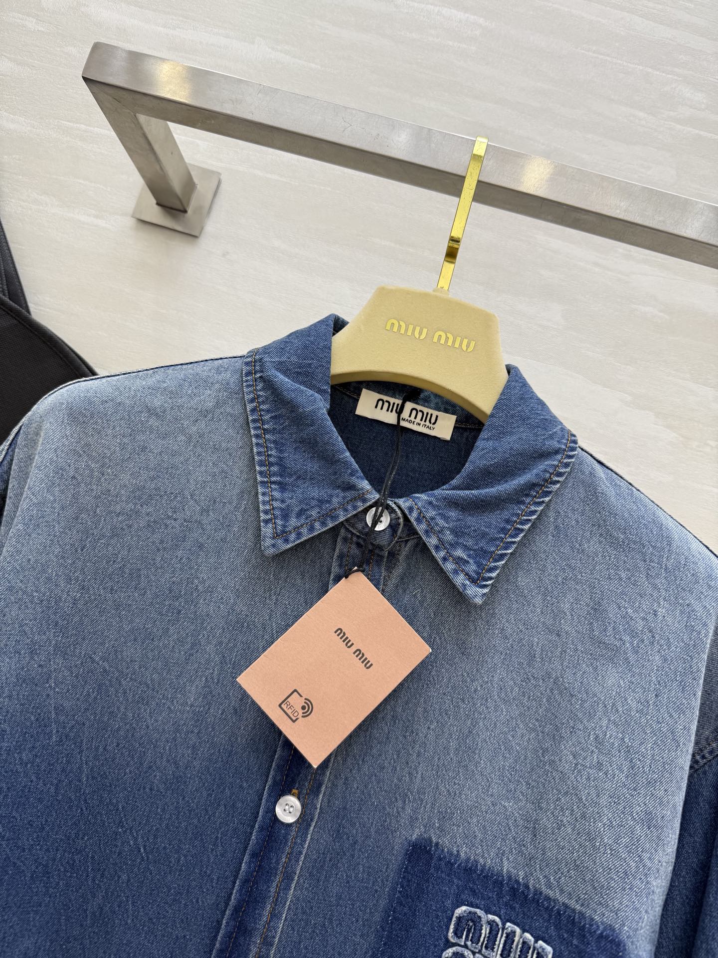 #Miumi♡²⁵秋冬新款 做旧牛仔衬衣 高品质定制 现货首发size：S/M/L（M码肩宽：45，胸围