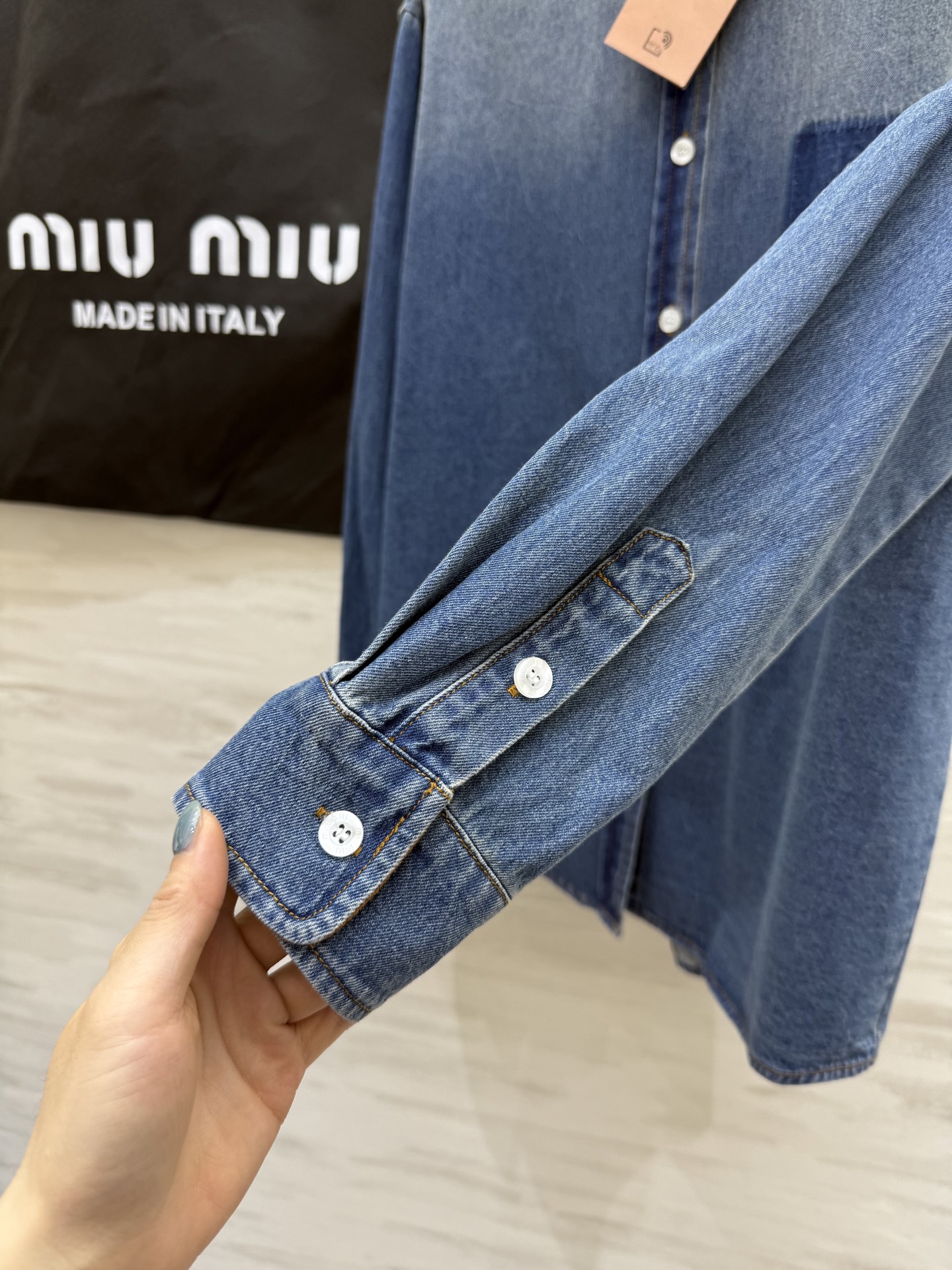 #Miumi♡²⁵秋冬新款 做旧牛仔衬衣 高品质定制 现货首发size：S/M/L（M码肩宽：45，胸围