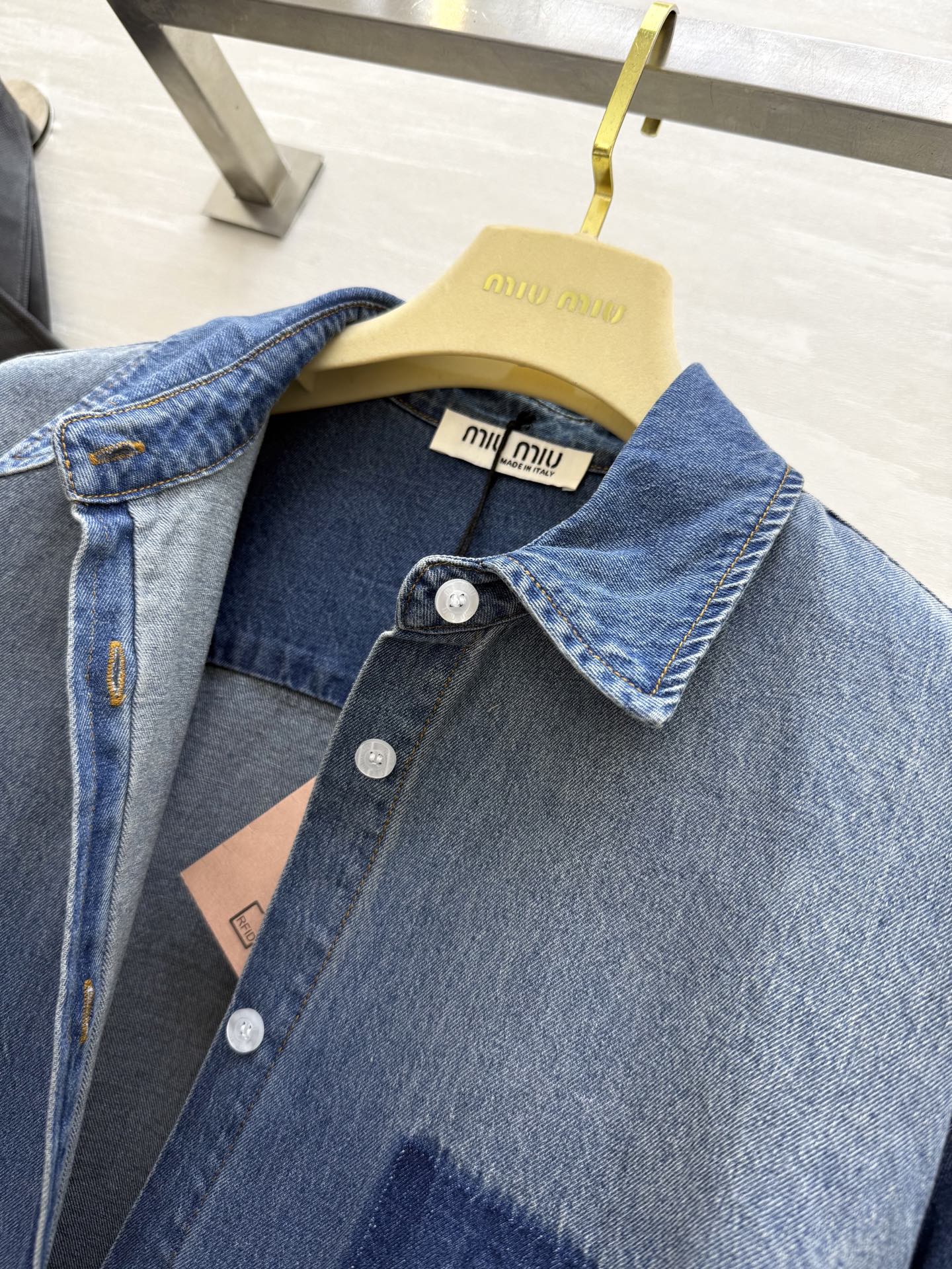 #Miumi♡²⁵秋冬新款 做旧牛仔衬衣 高品质定制 现货首发size：S/M/L（M码肩宽：45，胸围