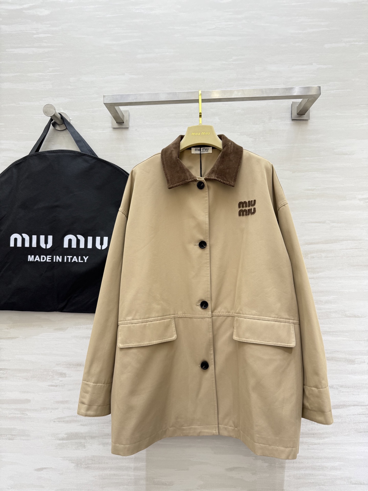 NO:566146,#Miumi autumn and winter new style contrasting color lapel windbreaker jacket, high quality customization, ready for sale, sizeS/M/L (S size shoulder width 58, bust 126, length 75),,miumiu,jackets & coats,alexander wang19860909#Miumi秋冬新款 撞色翻领风衣外套 高品质定制 现货首发sizeS/M/L（s码肩宽58,胸围126,衣长75）,,miumiu,jackets & coats,alexander wang,Women's clothing