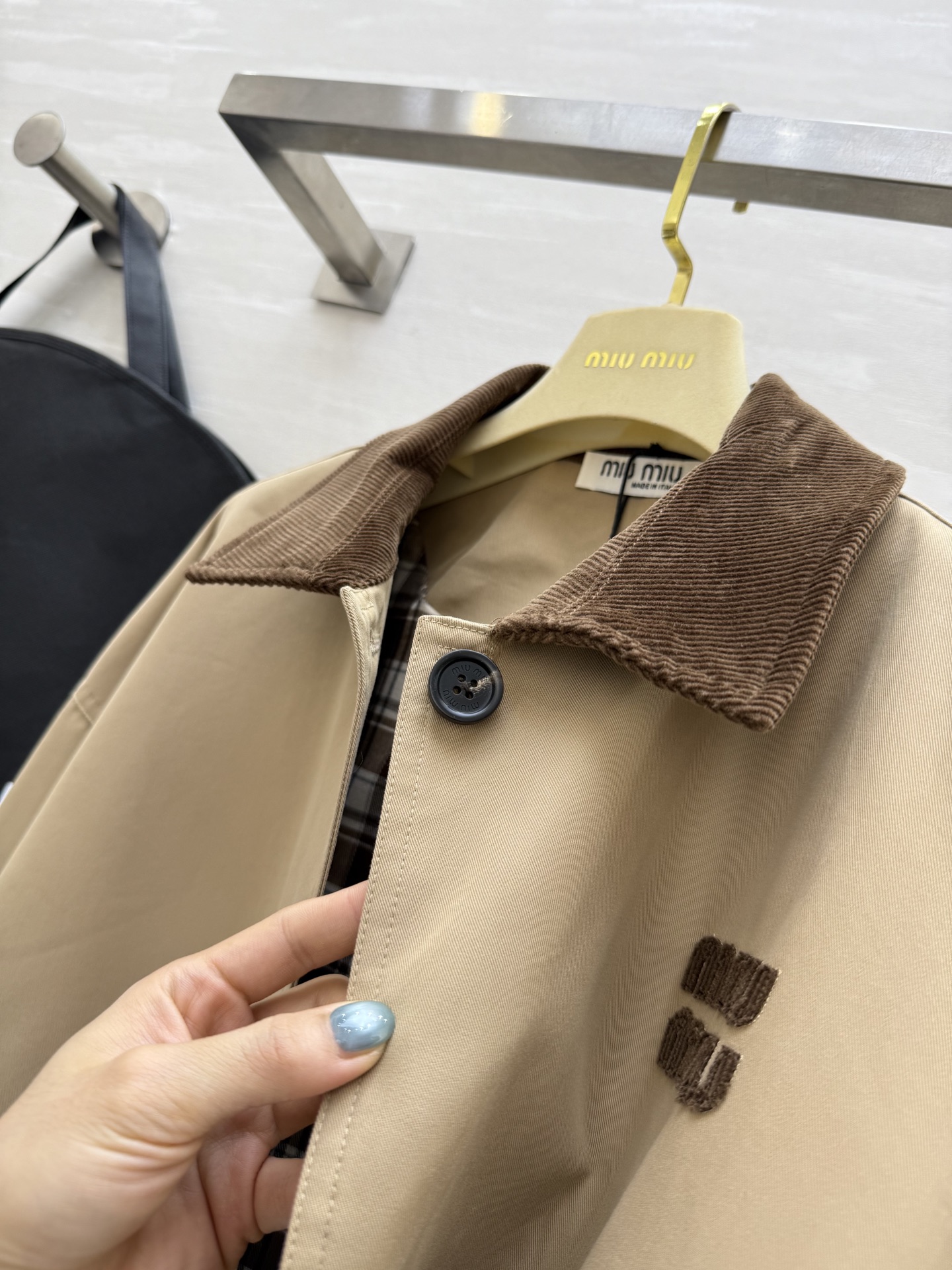 #Miumi♡²⁵秋冬新款 撞色翻领风衣外套 高品质定制 现货首发size：S/M/L（s码肩宽：58，