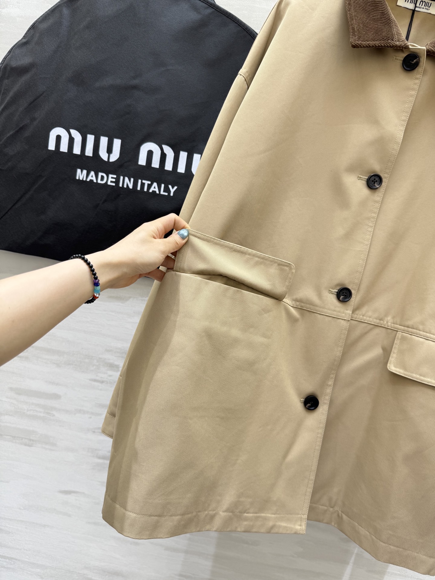 #Miumi♡²⁵秋冬新款 撞色翻领风衣外套 高品质定制 现货首发size：S/M/L（s码肩宽：58，