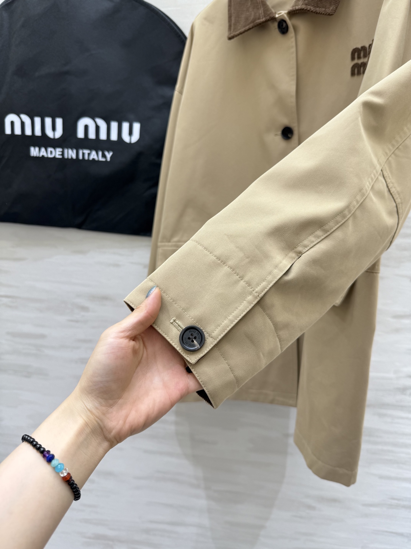 #Miumi♡²⁵秋冬新款 撞色翻领风衣外套 高品质定制 现货首发size：S/M/L（s码肩宽：58，