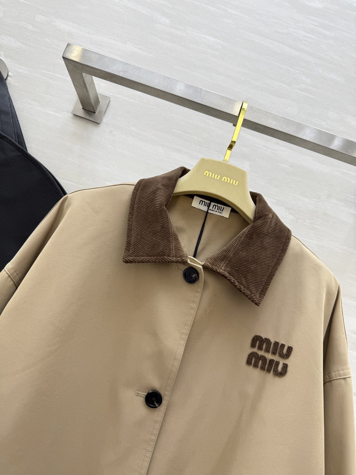 #Miumi♡²⁵秋冬新款 撞色翻领风衣外套 高品质定制 现货首发size：S/M/L（s码肩宽：58，