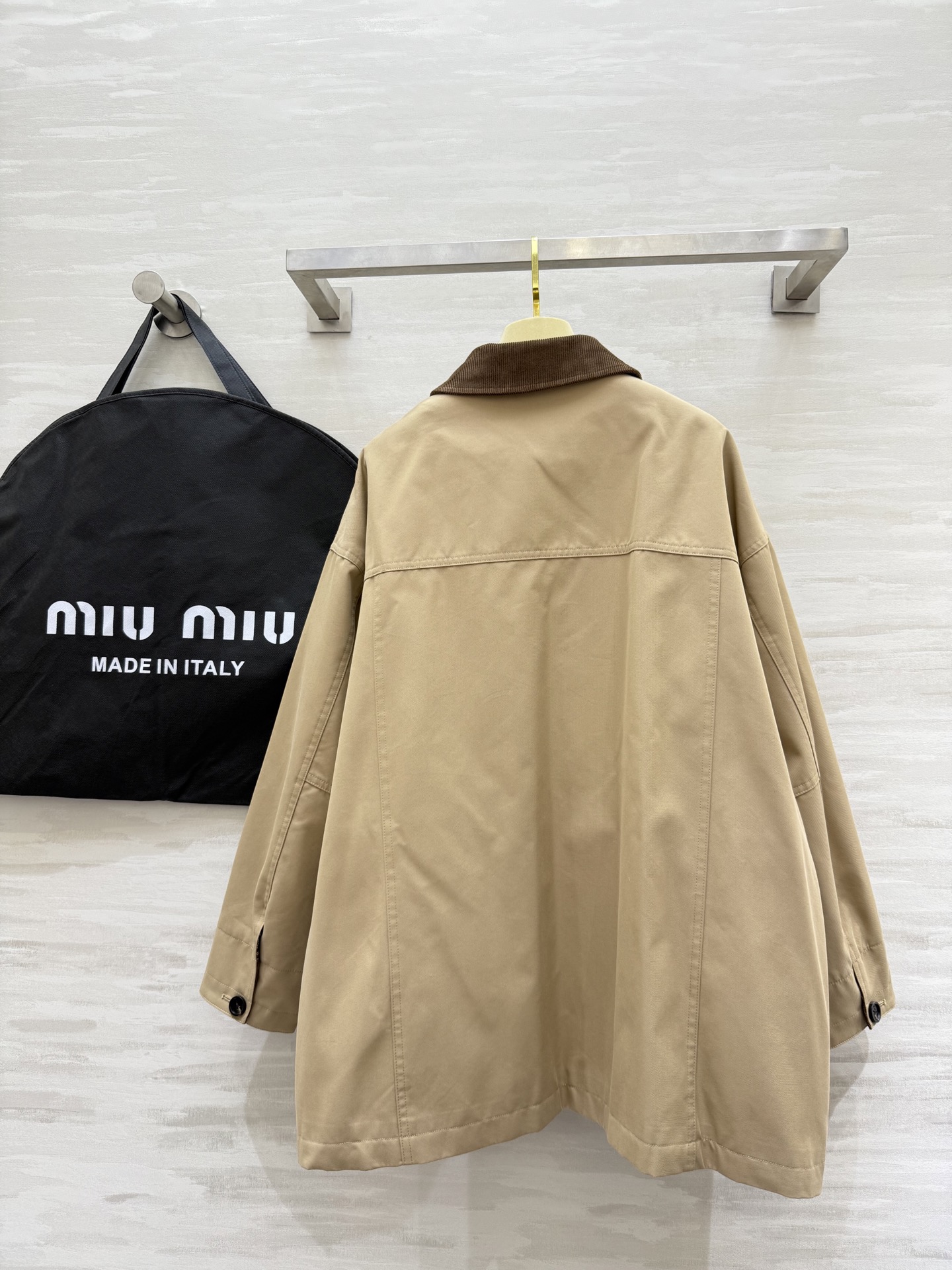 #Miumi♡²⁵秋冬新款 撞色翻领风衣外套 高品质定制 现货首发size：S/M/L（s码肩宽：58，