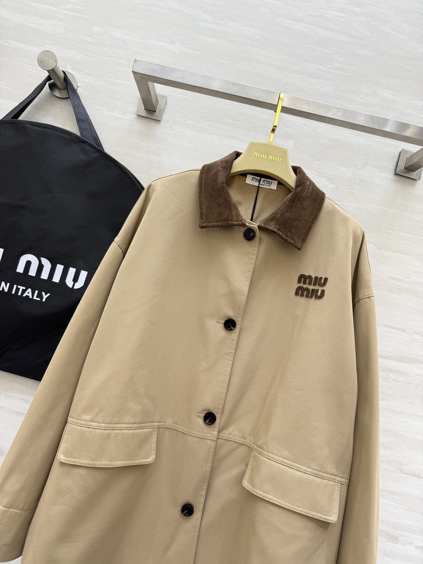 #Miumi♡²⁵秋冬新款 撞色翻领风衣外套 高品质定制 现货首发size：S/M/L（s码肩宽：58，
