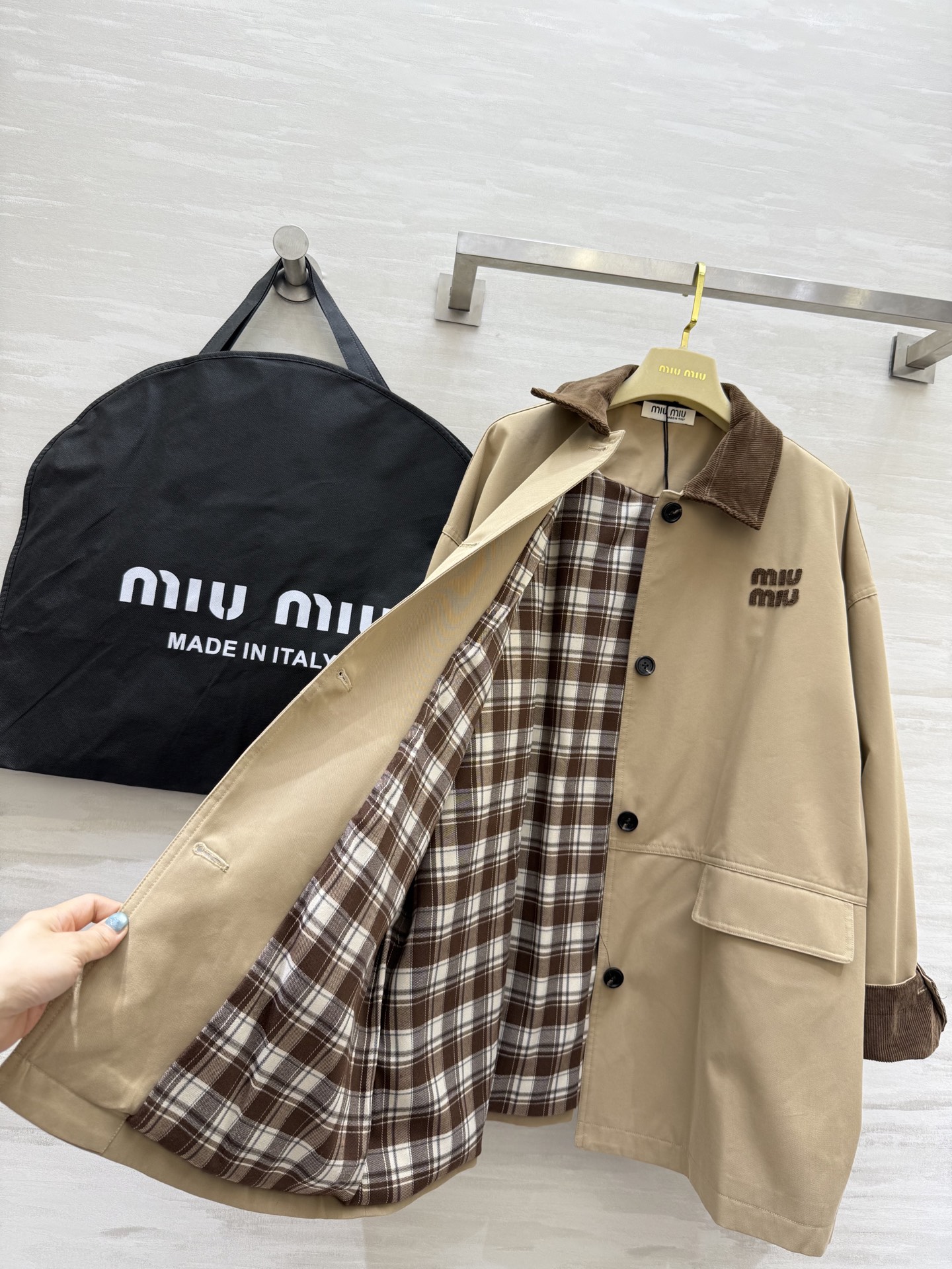 #Miumi♡²⁵秋冬新款 撞色翻领风衣外套 高品质定制 现货首发size：S/M/L（s码肩宽：58，