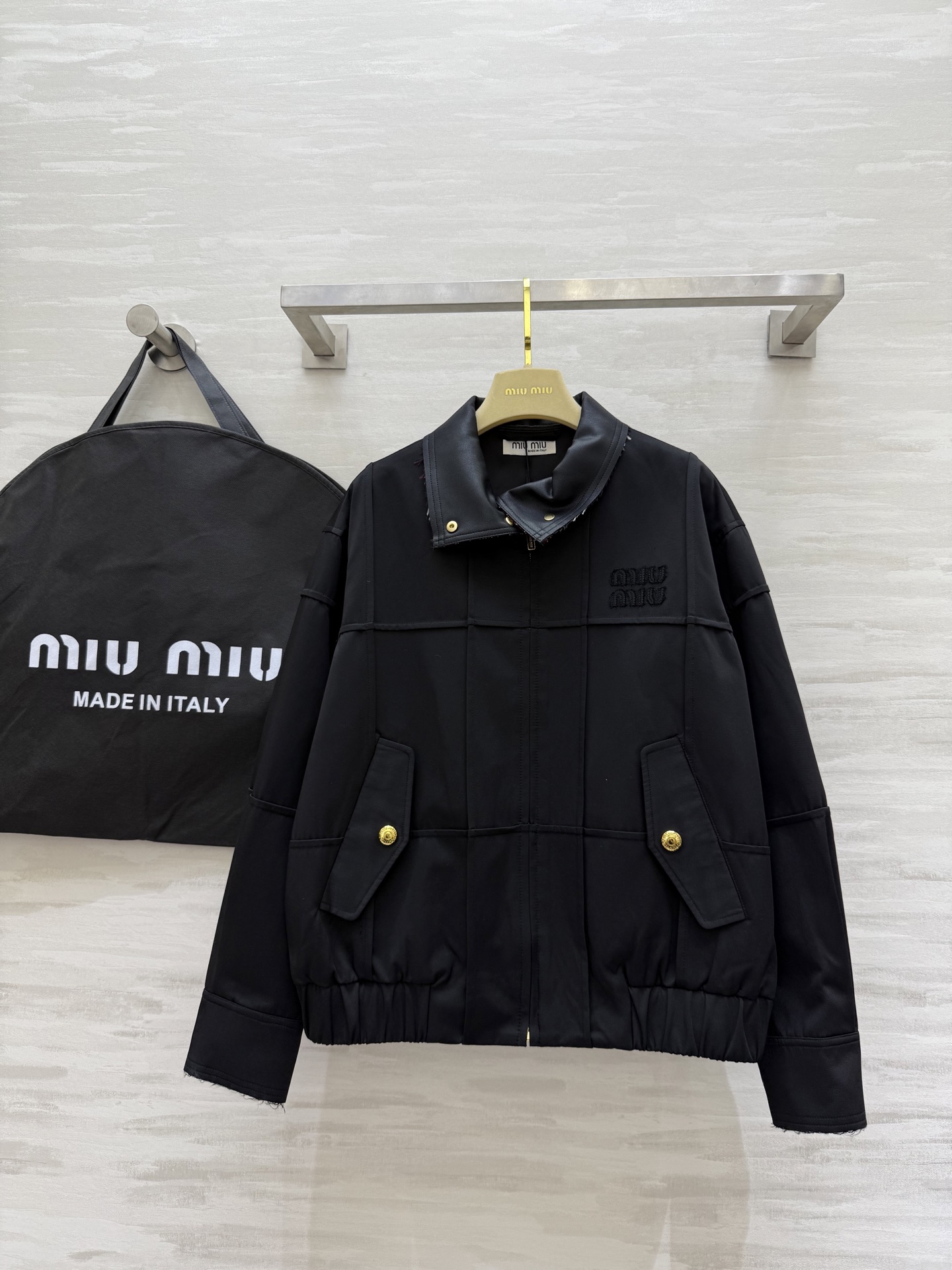 Miu Miu Zwart Jack met Logo en Zakken - Herfst/Winter Collectie