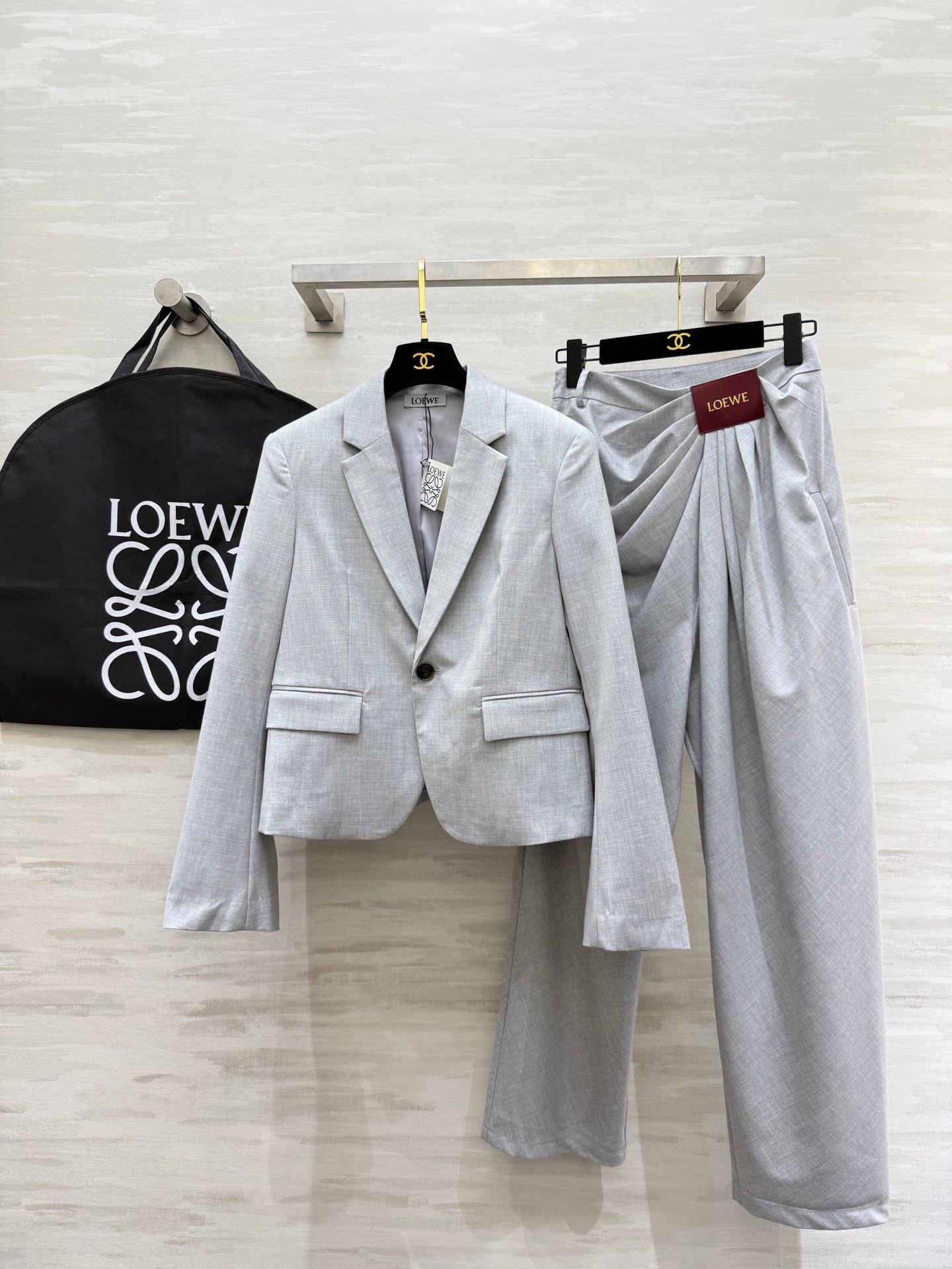 NO:568225,Suits, trousers. #Loew Silk Wool Blended Series Suits and trousers Customized silk and wool blended fabrics High-quality customization Available in stock first size S/M/L (S size suit shoulder width 38, bust 90, length 59, trousers waist 66, hip 102, trouser length 106),,loewe,business suit,alexander wang19860909西装,西裤.#Loew丝毛混纺系列 西装西裤 定制丝毛混纺面料 高品质定制 现货首发sizeS/M/L（s码西服肩宽38,胸围90,衣长59,裤子腰围66,臀围102,裤长106）,,loewe,business suit,alexander wang,Women's clothing