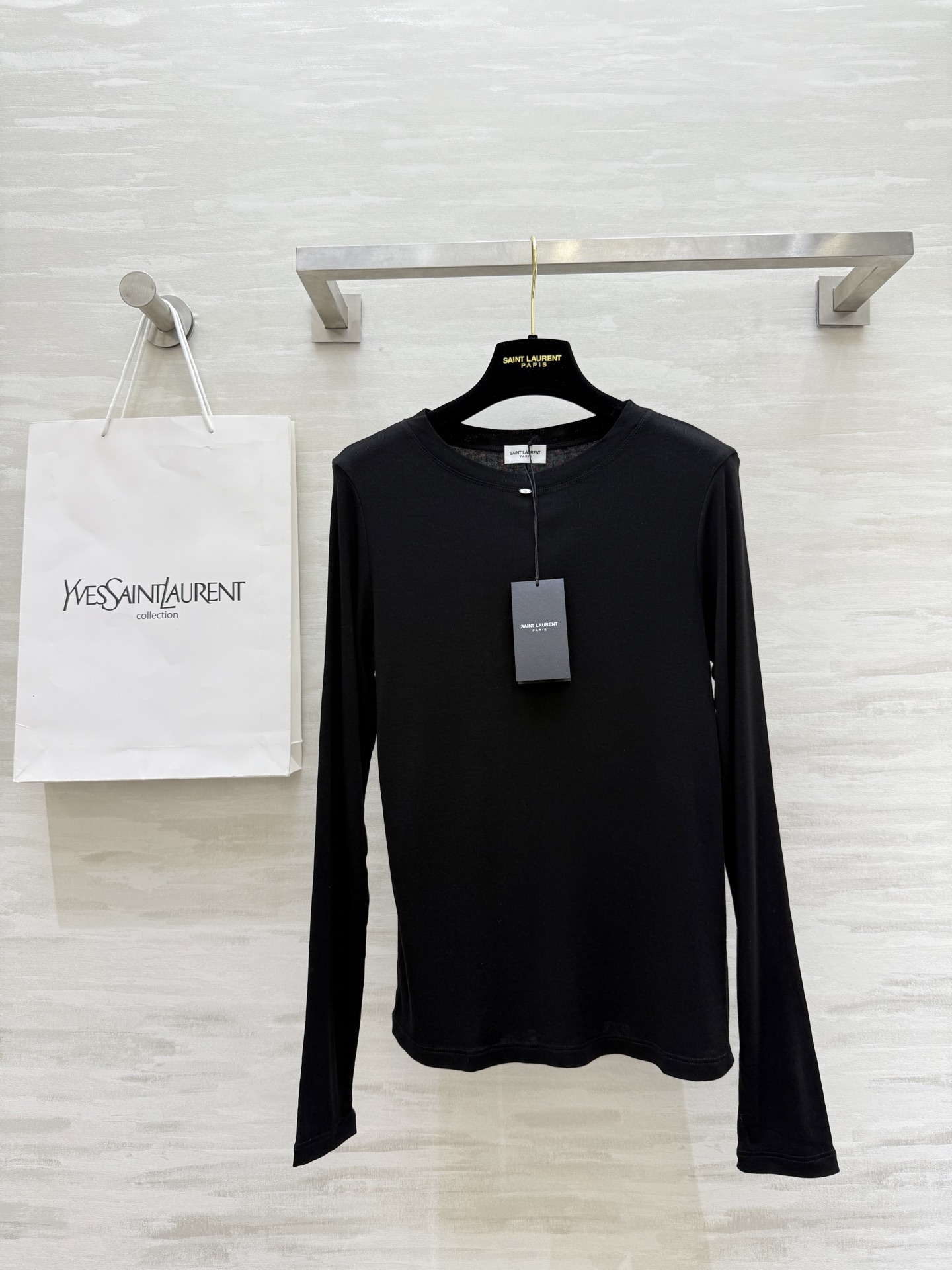 NO:568211,#ysl Autumn and winter mulberry silk wool soft design base shirt. Exquisite brooch embellishment. Exquisite and advanced. High quality. Available in stock. SizeS/M/L (M size shoulder width 38, bust 88, length 56), saint laurent, brooch, breastpin, alexander wang19860909#ysl秋冬桑蚕丝羊毛柔软设计感打底衫 精致胸针点缀精致高级 高品质 现货来sizeS/M/L（M码肩宽38,胸围88,衣长56）,,saint laurent,brooch，breastpin,alexander wang,Women's clothing